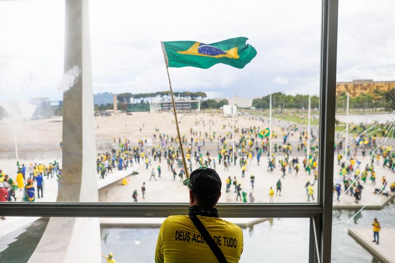 Un hombre agita la bandera de Brasil mientras los partidarios del expresidente Jair Bolsonaro se manifiestan contra el presidente Luiz Inacio Lula da Silva, fuera del Congreso Nacional de Brasil en Brasilia, Brasil. 8 de diciembre de 2023. REUTERS/Adriano Machado