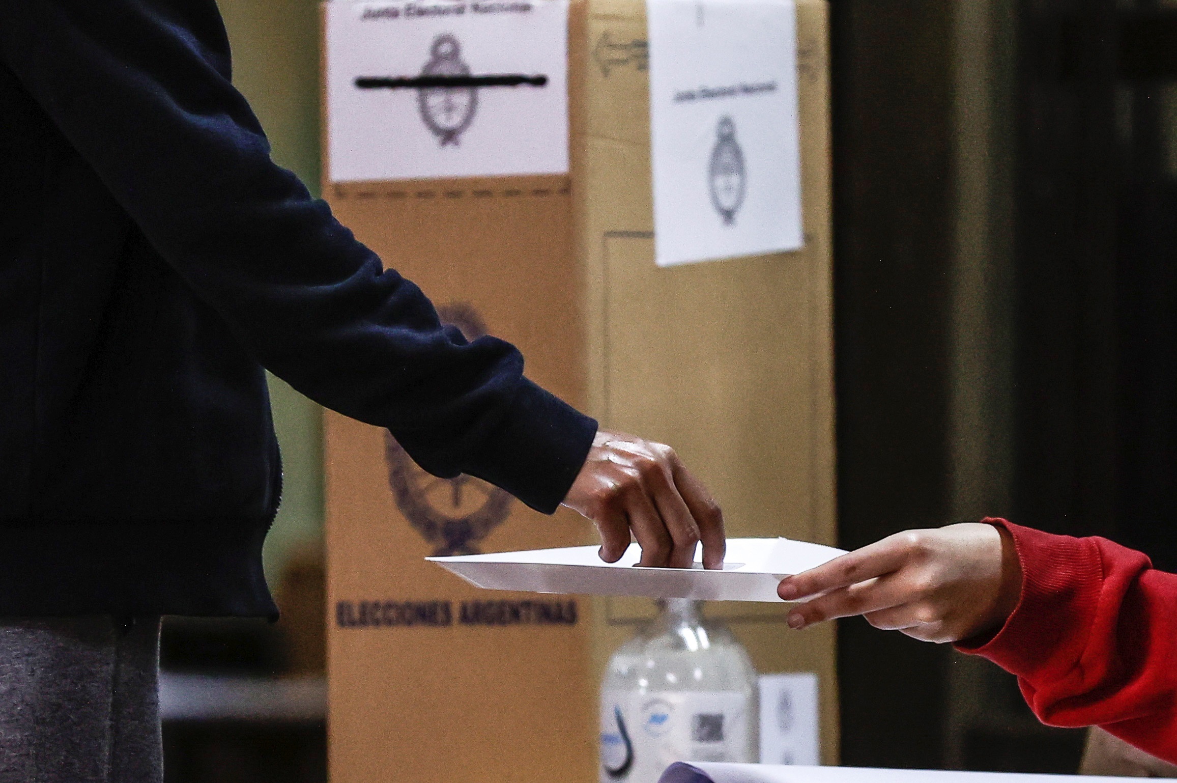 Una persona vota durante una jornada de elecciones en Buenos Aires (Argentina), en una fotografía de archivo. EFE/Juan Ignacio Roncoroni
