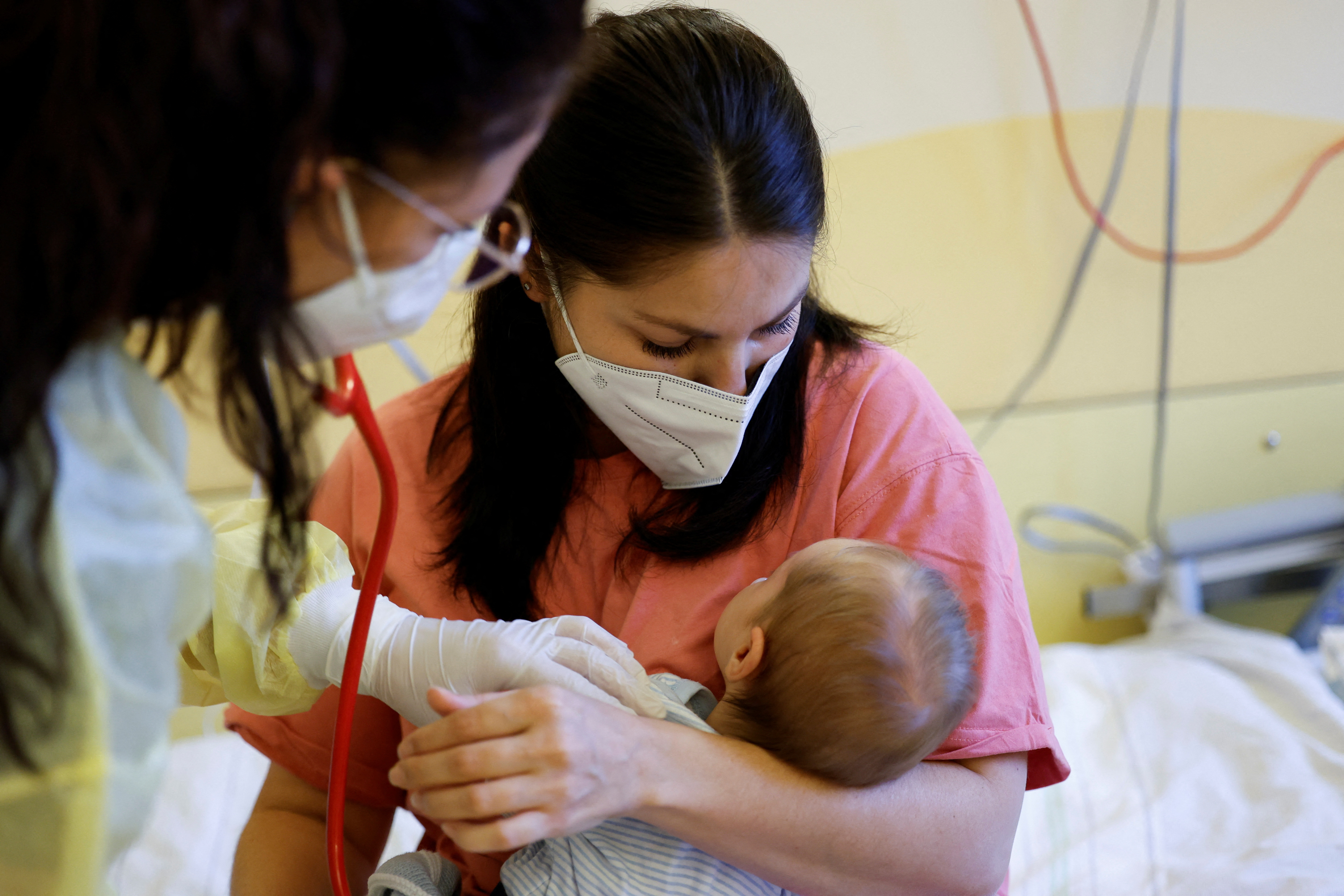 Los menores de 3 meses, prematuros y aquellos con problemas crónicos de salud (como las cardiopatías, las enfermedades pulmonares crónicas o el compromiso de la inmunidad) tienen más riesgo de presentar formas graves de bronquiolitis (REUTERS/Heiko Becker)