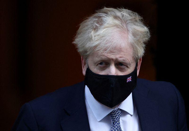 FOTO DE ARCHIVO: El primer ministro británico Boris Johnson en el exterior de Downing Street en Londres, Reino Unido, el 12 de enero de 2022. REUTERS/Henry Nicholls/File Photo