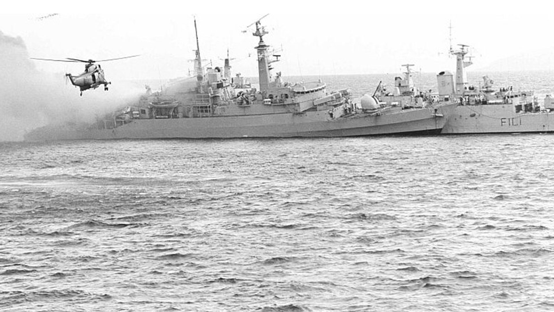 Durante el mediodía y toda la tarde, la fragata tipo 21 HMS Ardent fue el objetivo de cada una de las misiones de ataque (Archivo DEF)