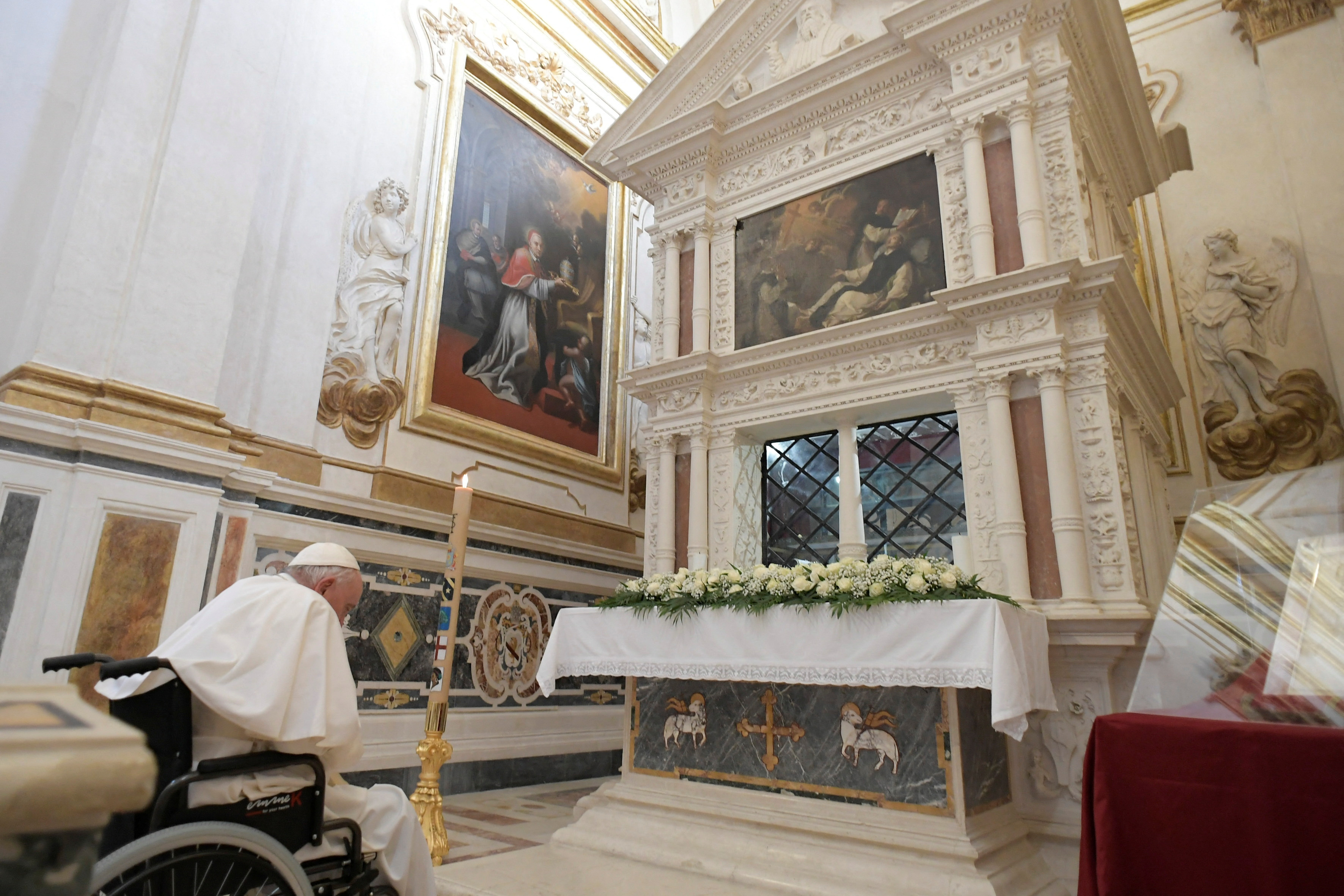 El Papa Francisco visita la Basílica de Santa Maria di Collemaggio en L'Aquila, Italia, 28 de agosto de 2022. (Vatican Media/Folleto a través de REUTERS)