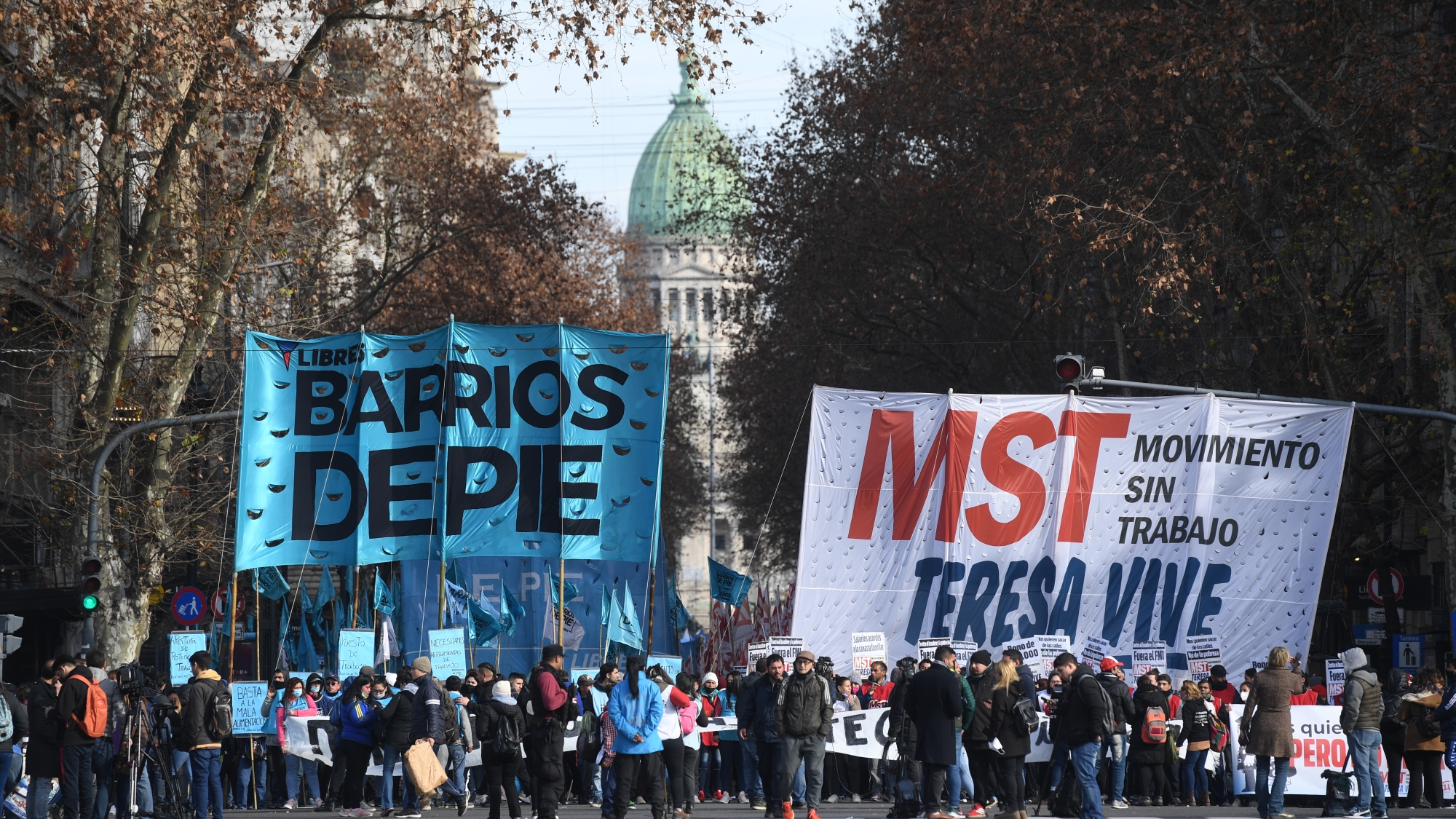 Marcha de organizaciones sociales en reclamo de más planes y aumento de la asistencia del Estado (Maximiliano Luna)