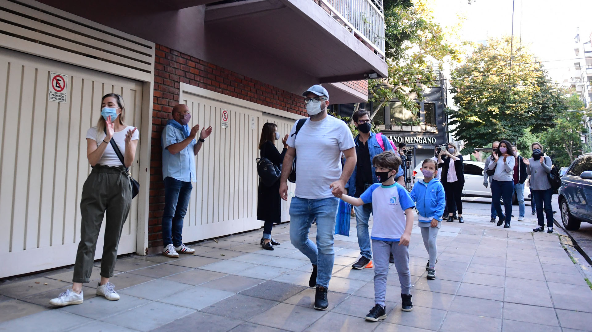 Los padres aplauden la llegada de los chicos al colegio, en la primera mañana luego del fallo judicial que permitió la vuelta a la presencialidad