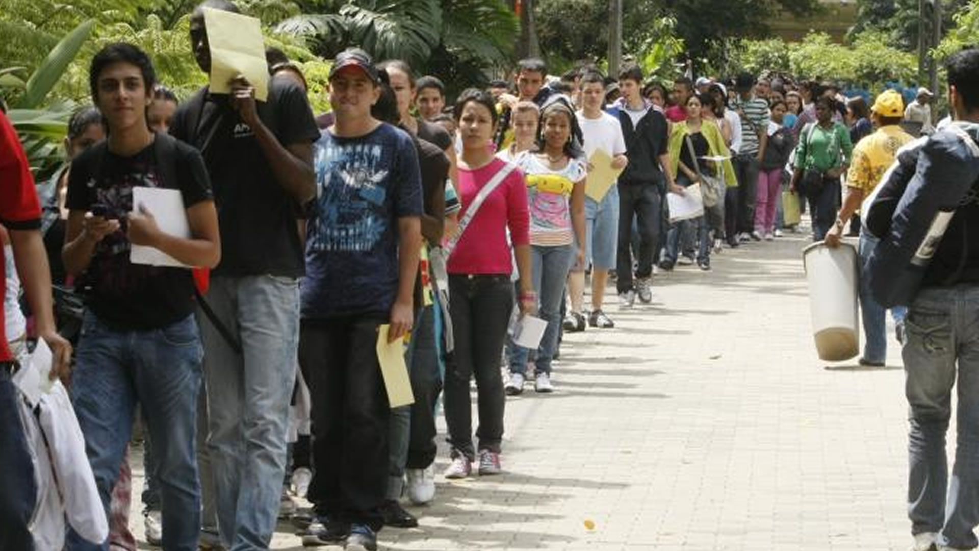Encuesta Invamer: el 34 % de los colombianos considera que el desempleo y la economía son los mayores problemas del país