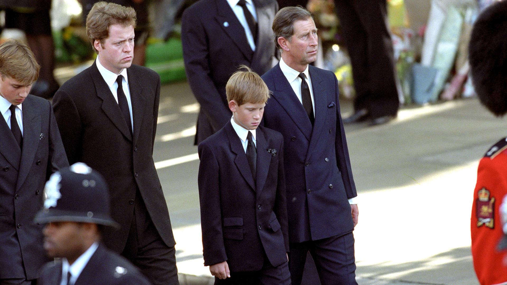 Los príncipes William y Harry asistieron al funeral de su madre, el 6 de septiembre de 1997 (Shutterstock)