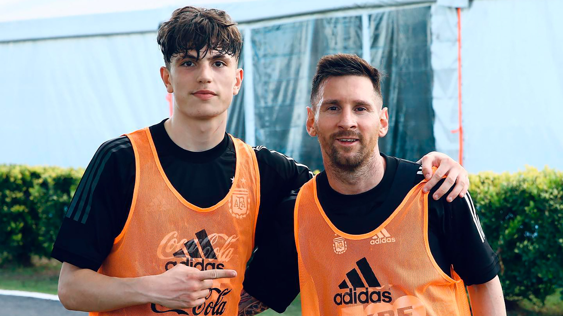 Garnacho junto a Messi, en su convocatoria en 2022