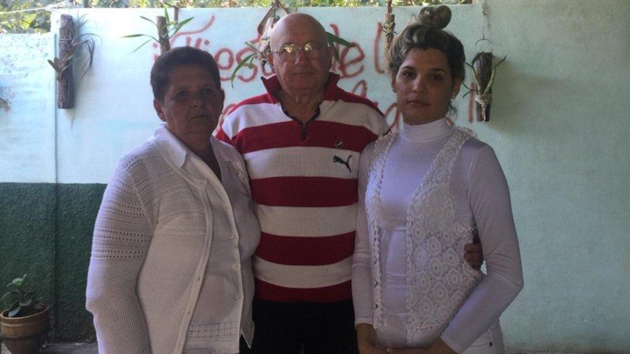 Sayli Navarro junto a su madre y su padre Félix, un conocido opositor del régimen castrista, líder del Partido por la Democracia Pedro Luis Boitel (PDPLB)