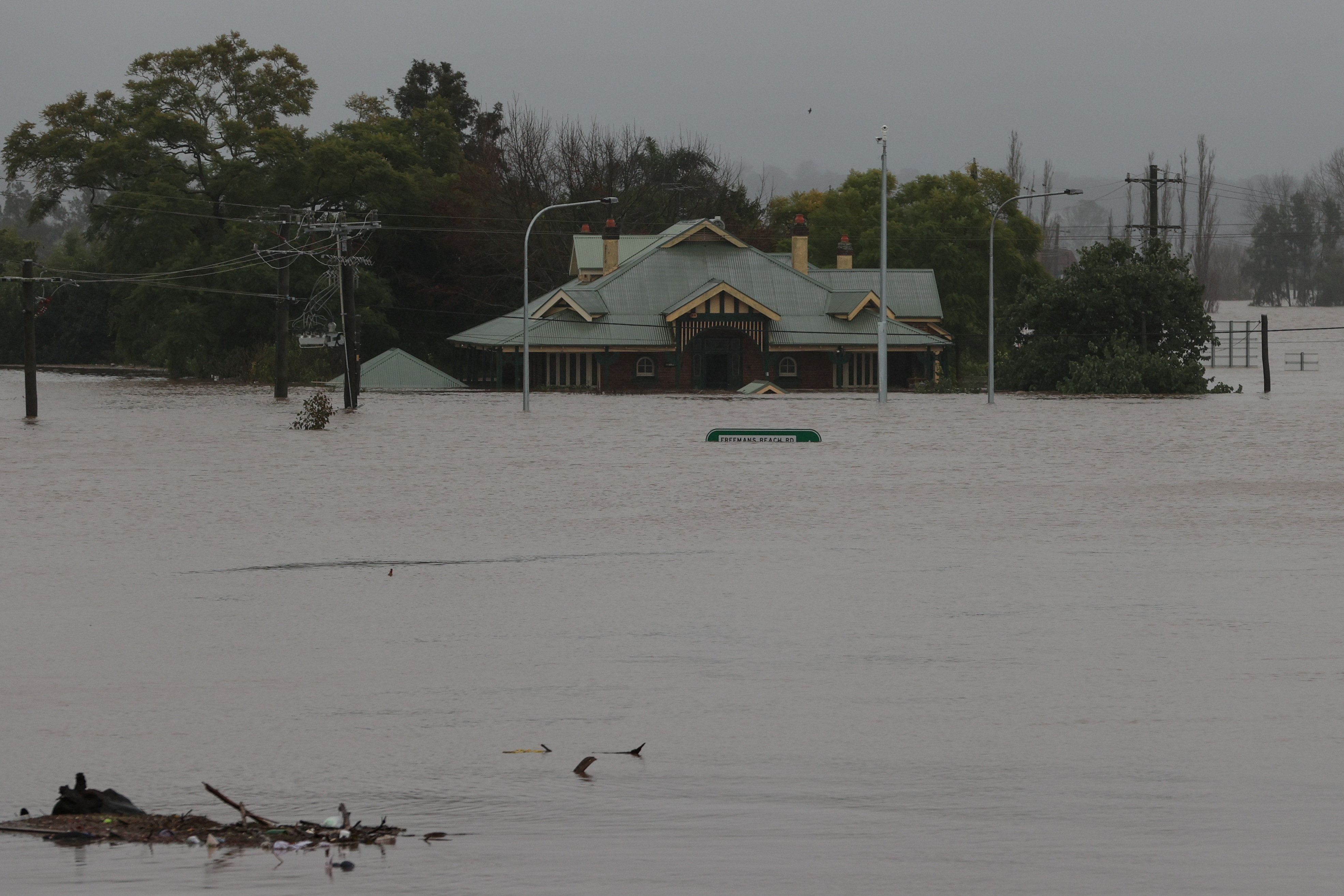 Las inundaciones sumergen áreas residenciales luego de fuertes lluvias en el suburbio de Windsor en Sydney, Australia, el 5 de julio de 2022. REUTERS/Loren Elliott