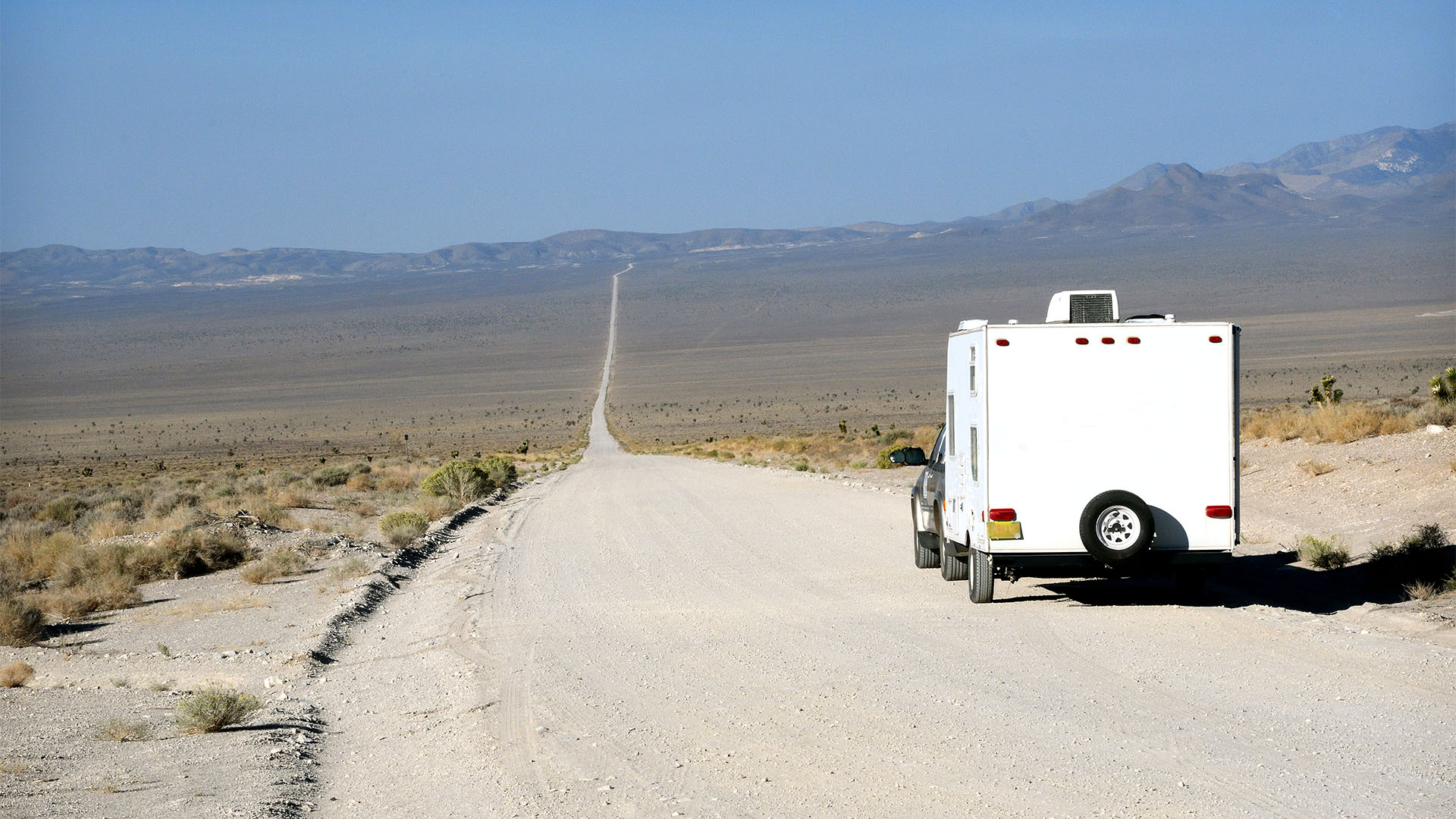 Remolque de viaje conduciendo por la Carretera 51 desde la 375, conocida como la Carretera Extraterrestre, camino del Área 51