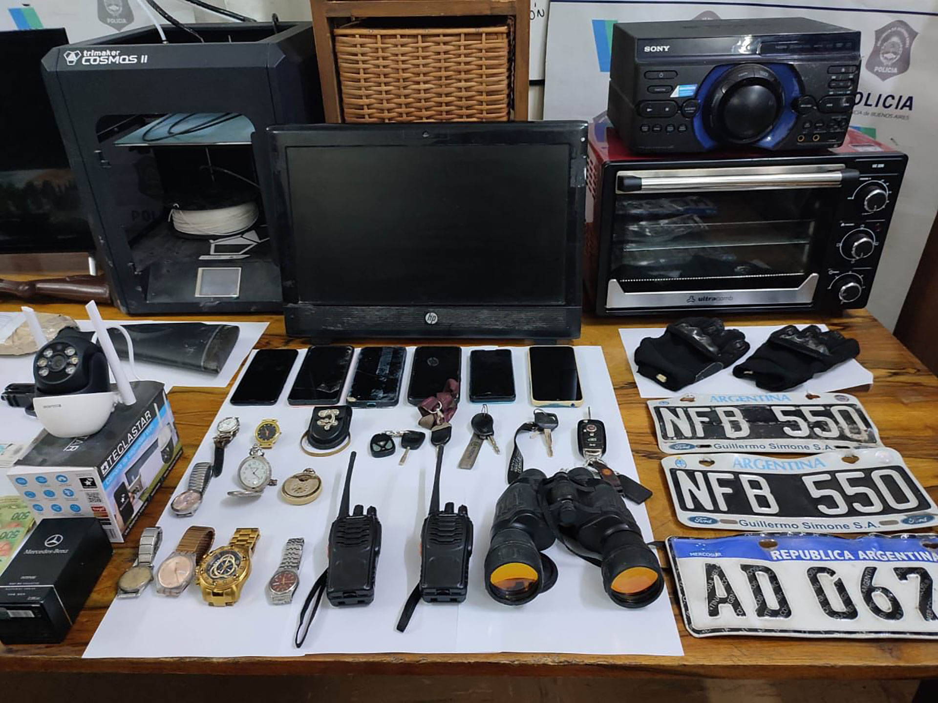 Algunos de los objetos que guardaban los delincuentes en su depósito ubicado en La Plata