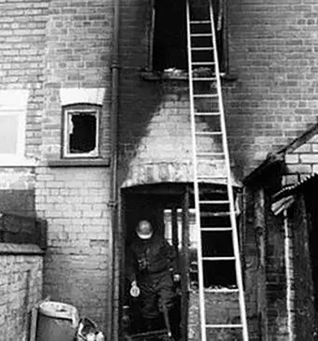 El 12 de octubre de 1973, Bernard Smythe, un solterón casi ermitaño que vivía solo, murió quemado en su pequeña casa de Kingston upon Hull. Lo encontraron achicharrado sobre un sillón de tres cuerpos que tenía en la sala, donde solía dormir