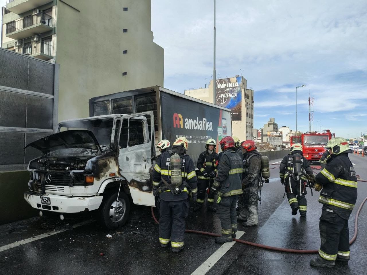 Caos en la Autopista 25 de Mayo: un cami&oacute;n se incendi&oacute; y provoc&oacute; una gran congesti&oacute;n de tr&aacute;nsito en plena hora pico