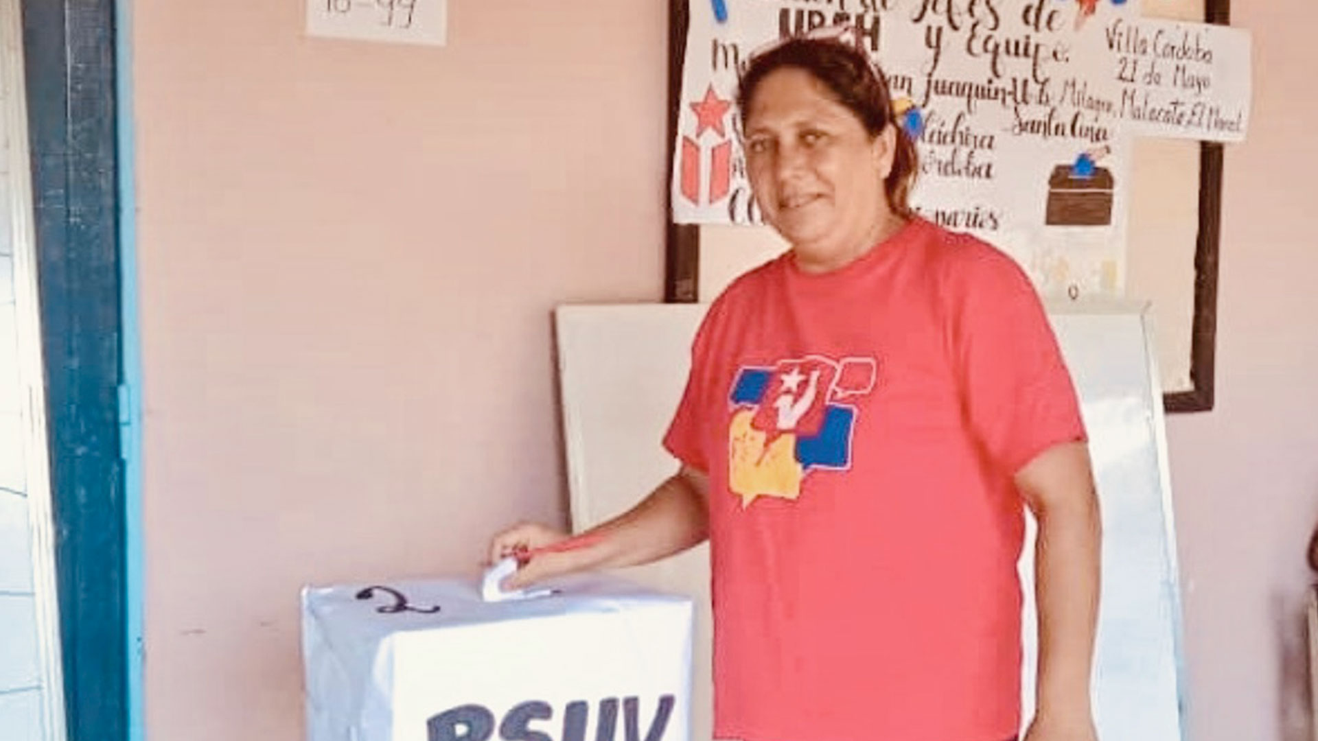 Una dirigente de calle del Táchira, vota en el proceso interno del PSUV