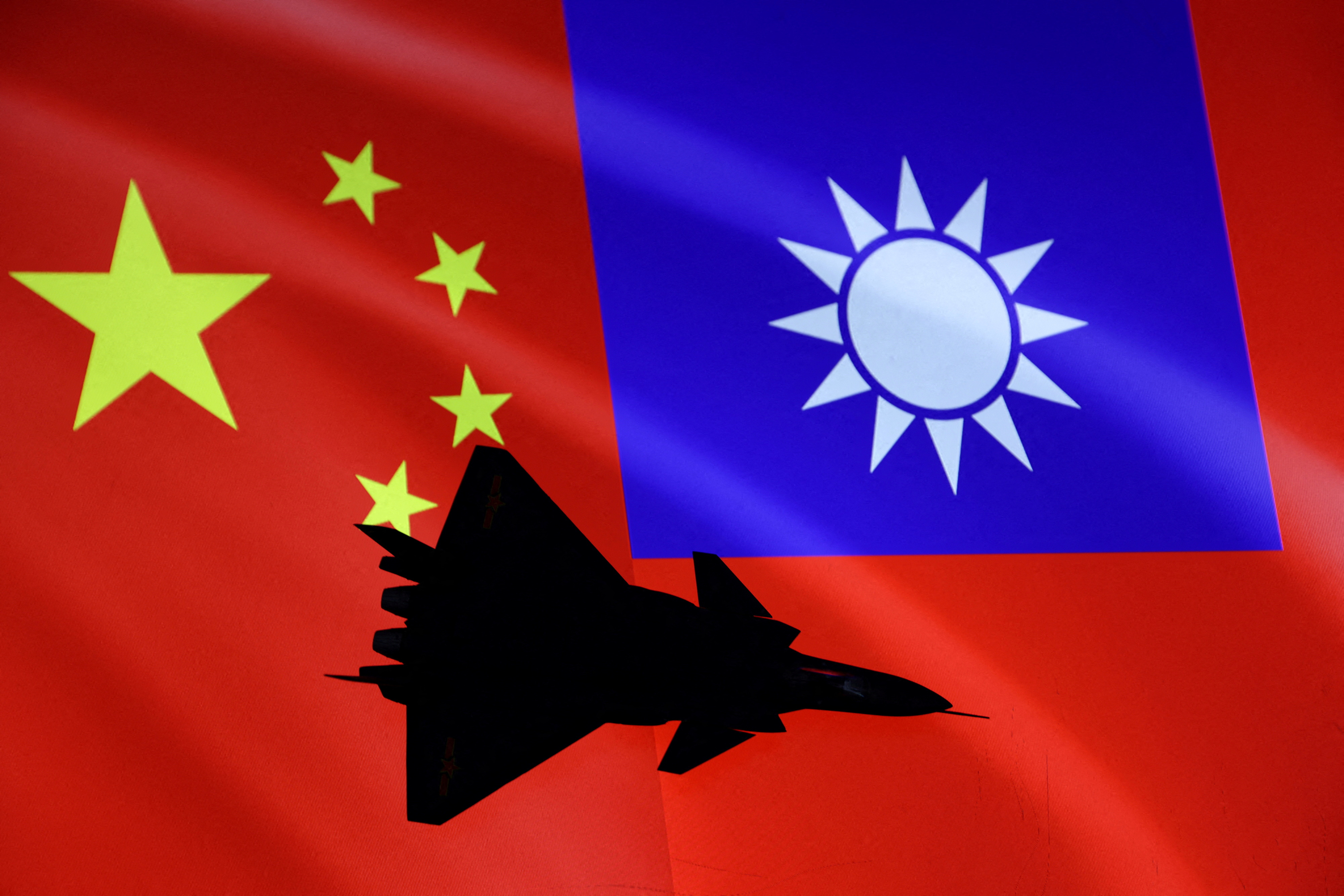 Un avión se ve delante de banderas chinas y taiwanesas en esta ilustración, 6 de agosto de 2022. REUTERS/Dado Ruvic/Archivo