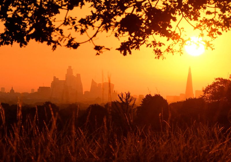 FOTO DE ARCHIVO: El sol se eleva durante una ola de calor sobre los edificios de Londres, Reino Unido, el 11 de agosto de 2022. REUTERS/Toby Melville