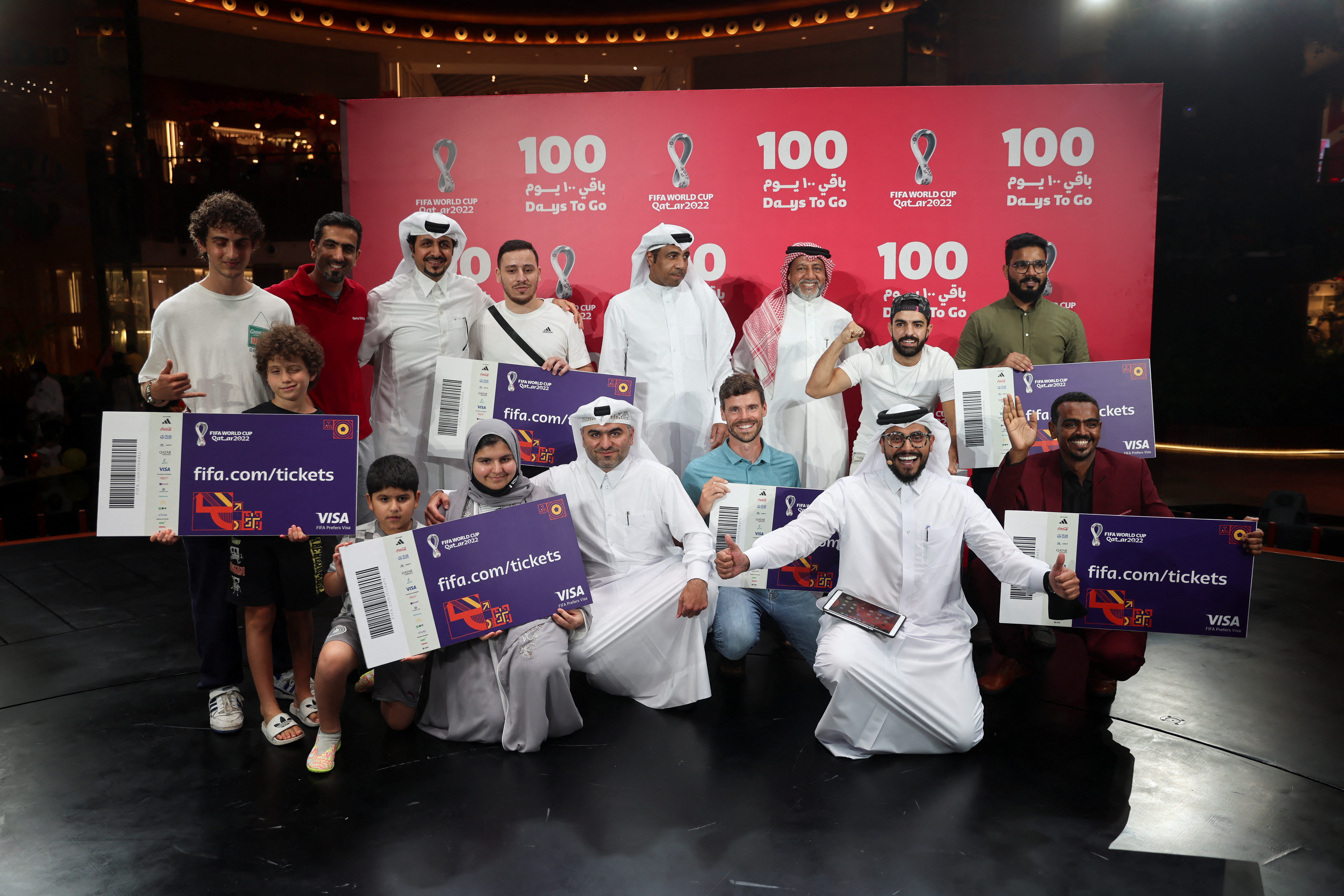 Hinchas que ganaron entradas para el partido inaugural del Mundial de Qatar 2022 (Foto: REUTERS)