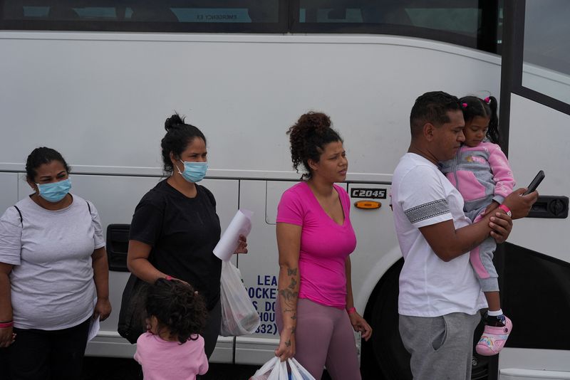 El venezolano Frederick Pinango, de 28 años, con su hija Freyderlinck, de tres años, y su esposa Julianis Contreras, de 23 años, entre otros, esperan para abordar su autobús a Nueva York (REUTERS/Paul Ratje/Archivo)