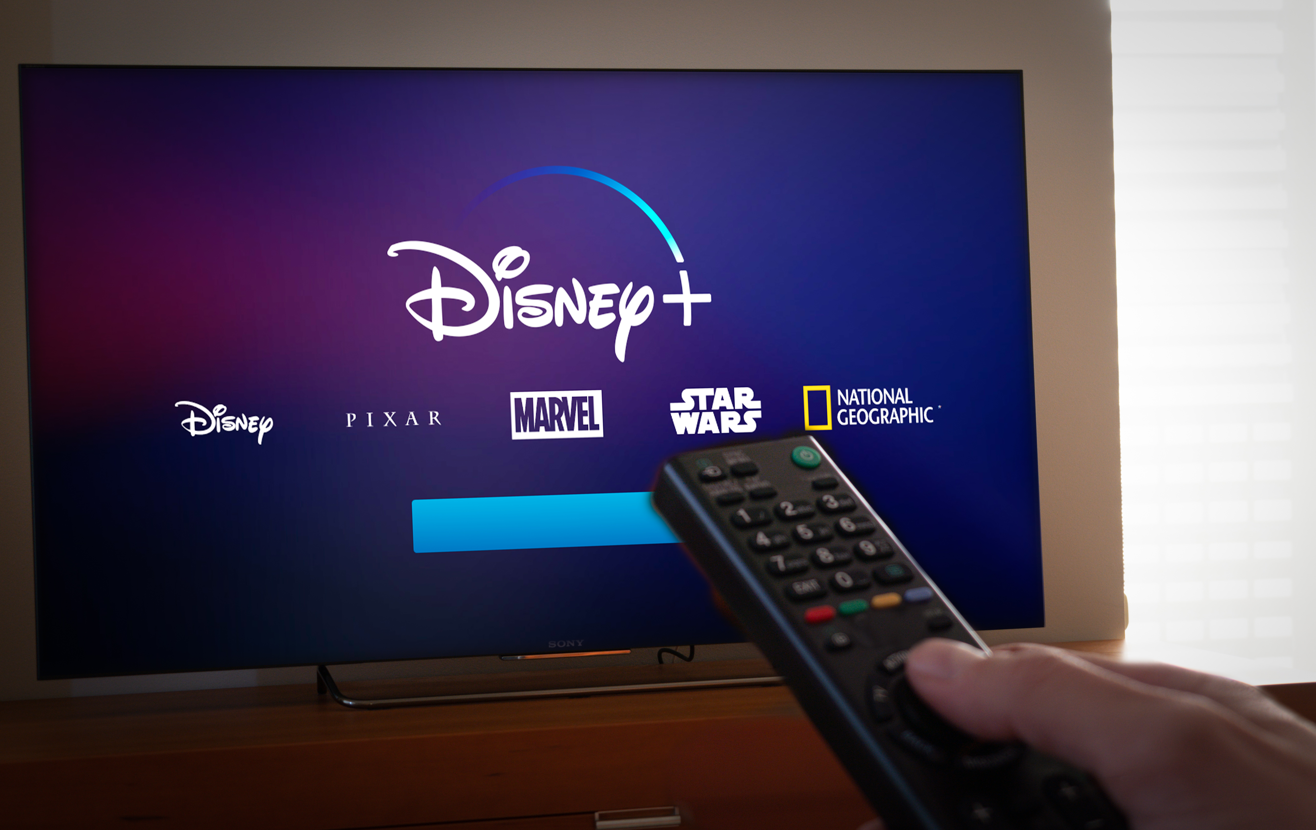 Con su plataforma que ofrece películas y series originales, Disney+ busca hacerle competencia a Netflix. (Shutterstock)