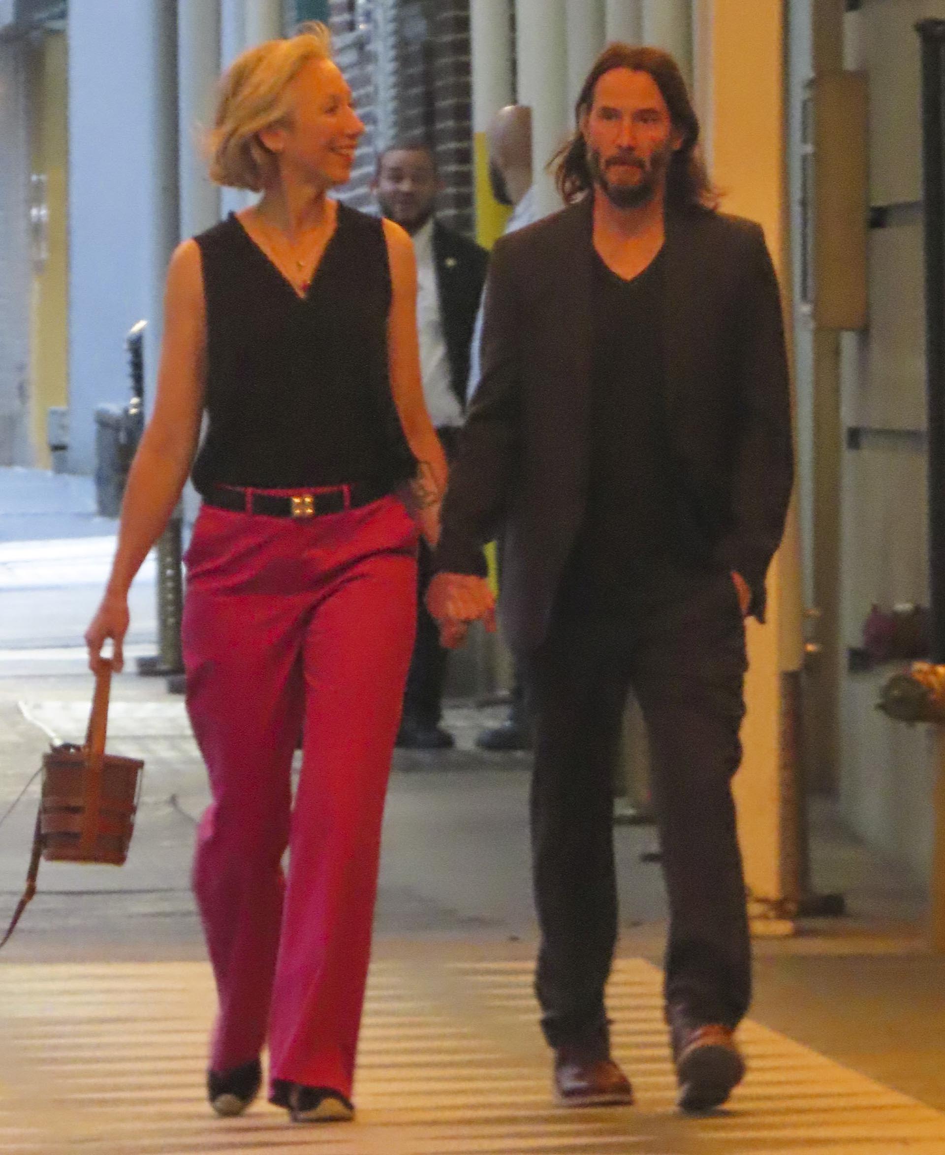 Keanu Reeves y Alexandra Grant fueron fotografiados mientras caminaban tomados de la mano por las calles de Nueva York. Él lució un pantalón y traje de vestir con una remera negra