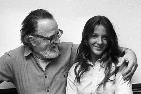 El escritor chileno José Donoso (i) con su hija Pilar en una foto de 1980. | Efe