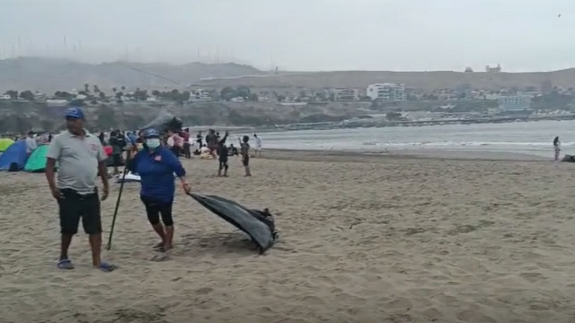 Autoridades de Chorrillos realizan retiro de carpas y limpieza de desperdicios en playa Agua Dulce