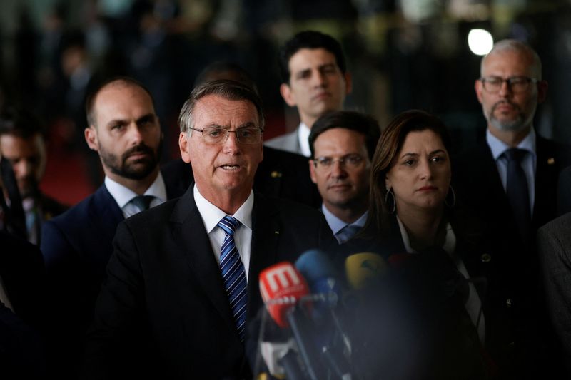 Bolsonaro reapareció en público tras casi dos días de silencio y emitió una breve alocución (REUTERS)
