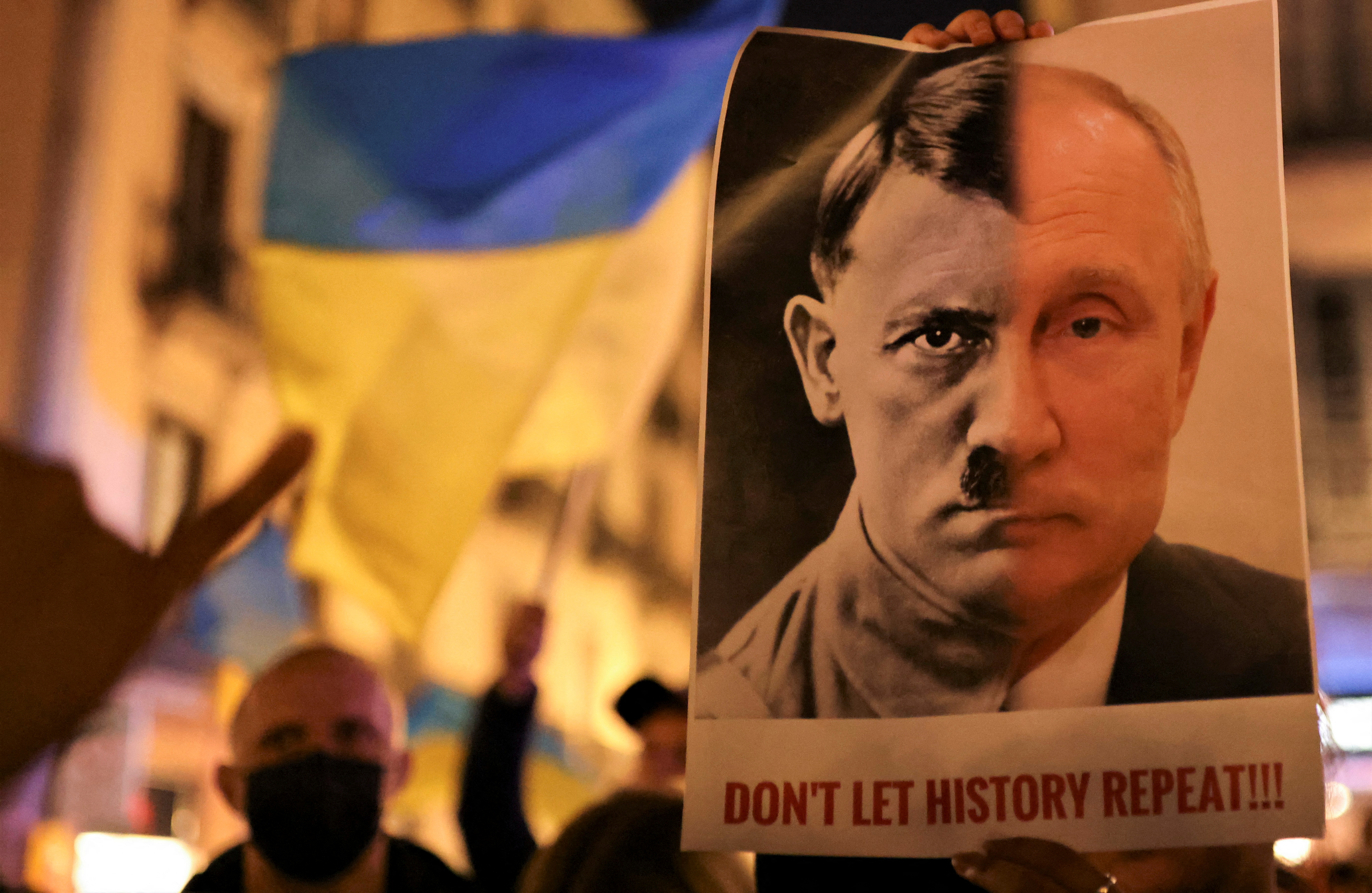 La imagen de un retrato de Putin confundido con otro de Hitler durante una protesta contra la guerra en Ucrania, en Barcelona. (REUTERS/Nacho Doce)