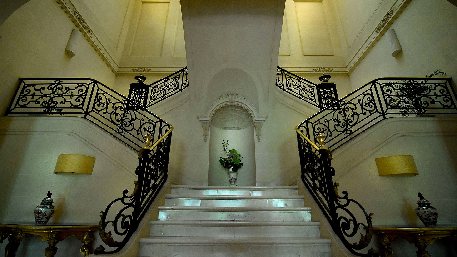 Upon entering, a majestic white marble staircase prevails in sight that, in two directions, leads to the upper floor, where the rooms are located (Nicolás Stulberg)