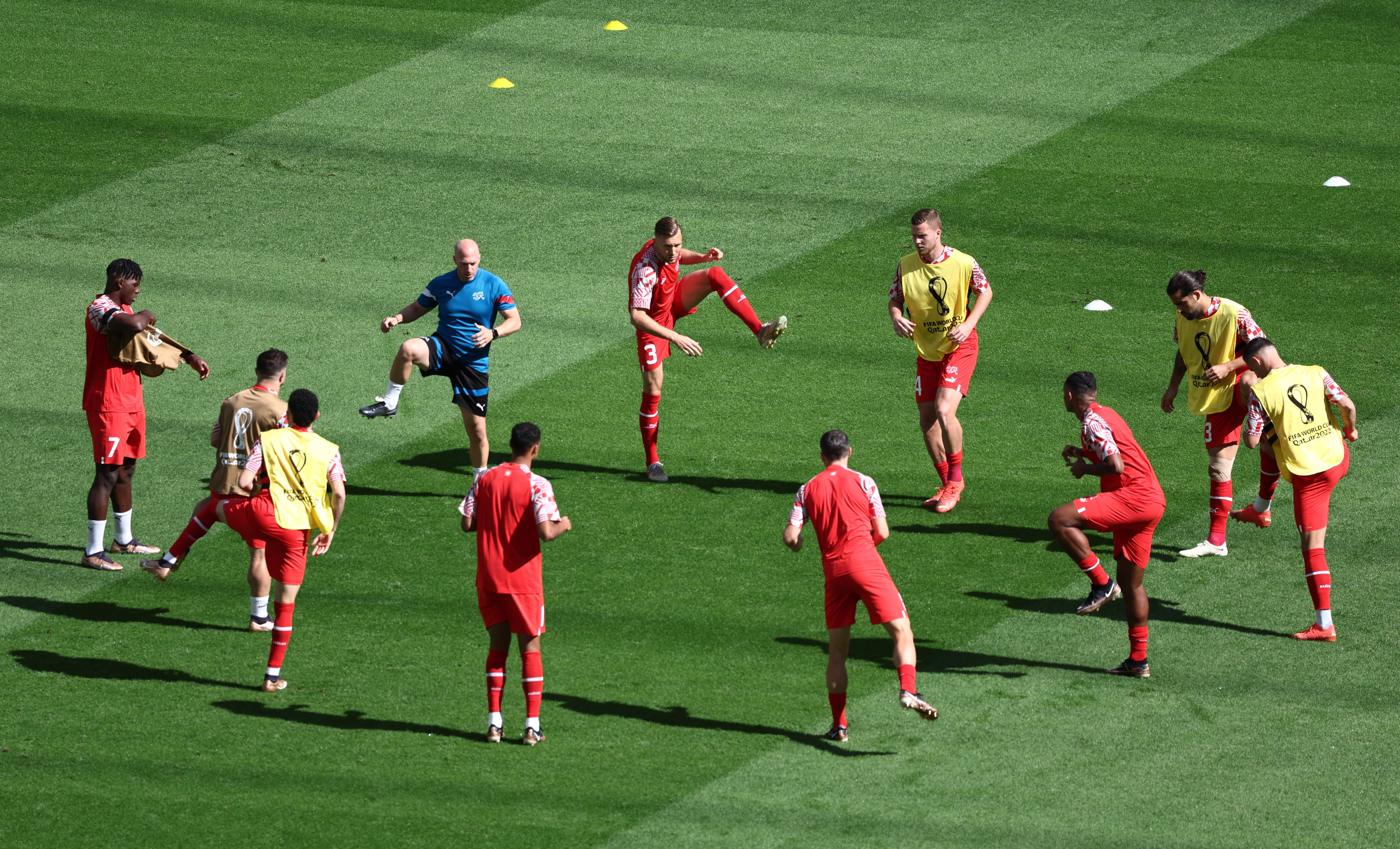 El elenco europeo está entrando en calor para uno de los partidos que físicamente serán uno de los más difíciles en esta primera fase del torneo .REUTERS/Marko Djurica