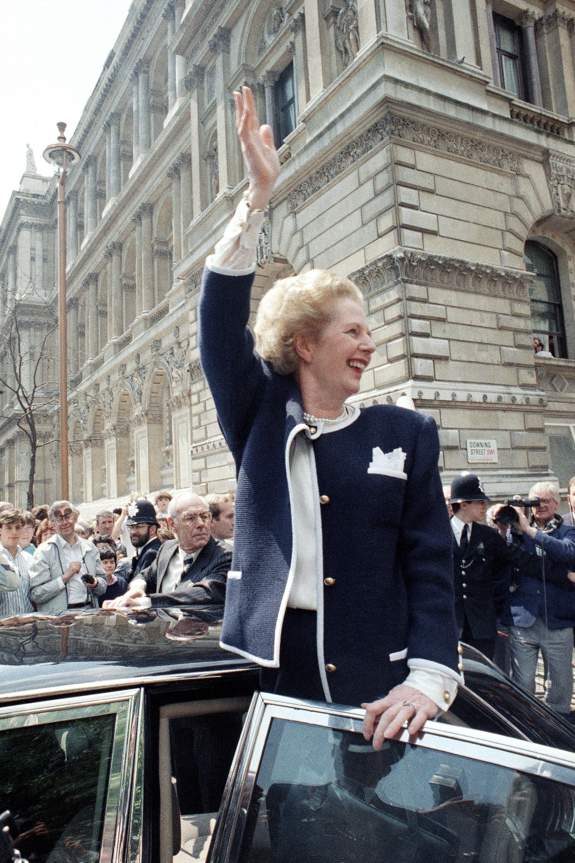 Margaret Thatcher saluda en Downing Street, en 1987 (AP)