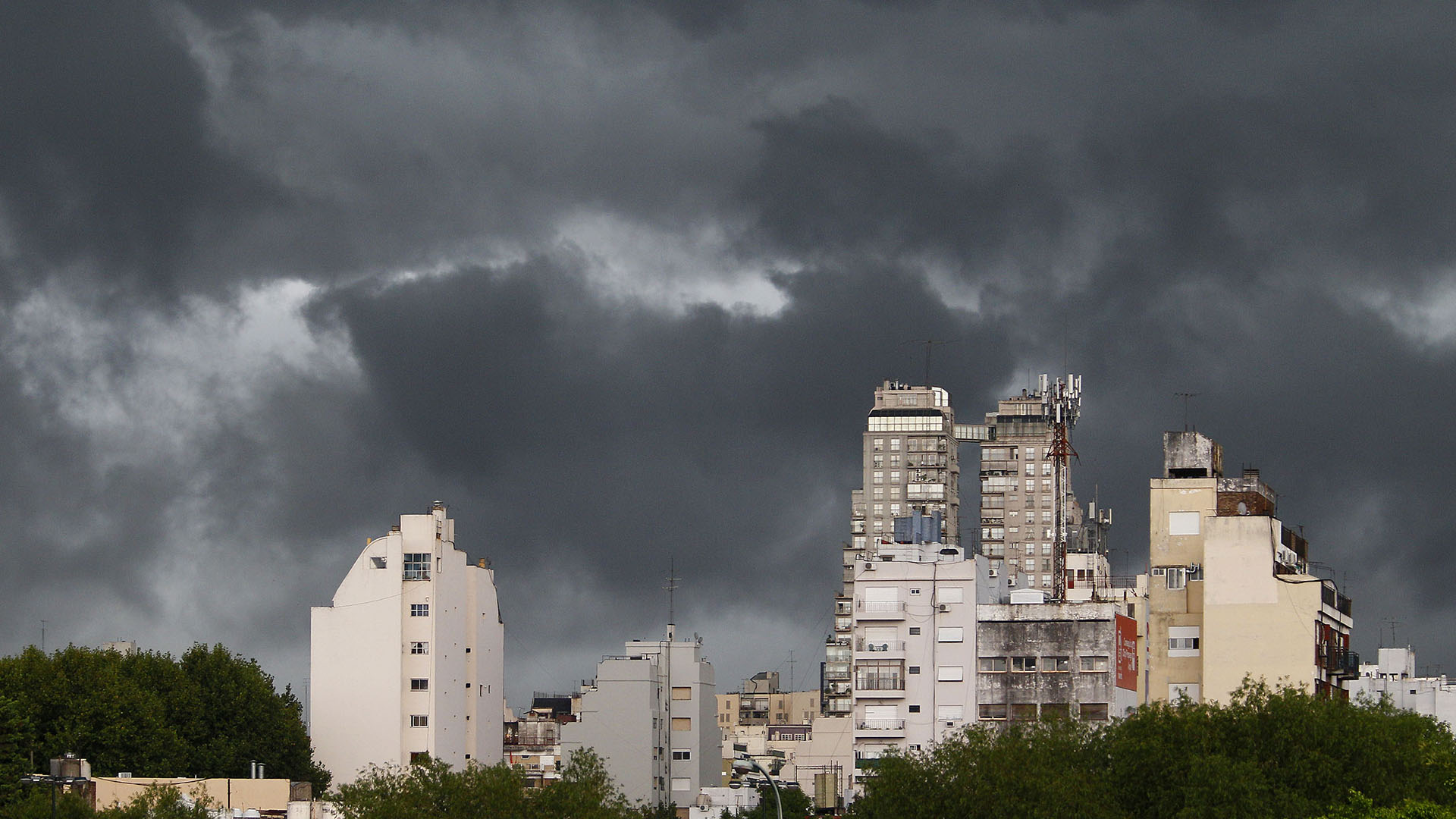 El ciclón subtropical que afectó a Uruguay llegó a la Costa bonaerense: pronostican vientos fuertes y hay alerta amarilla