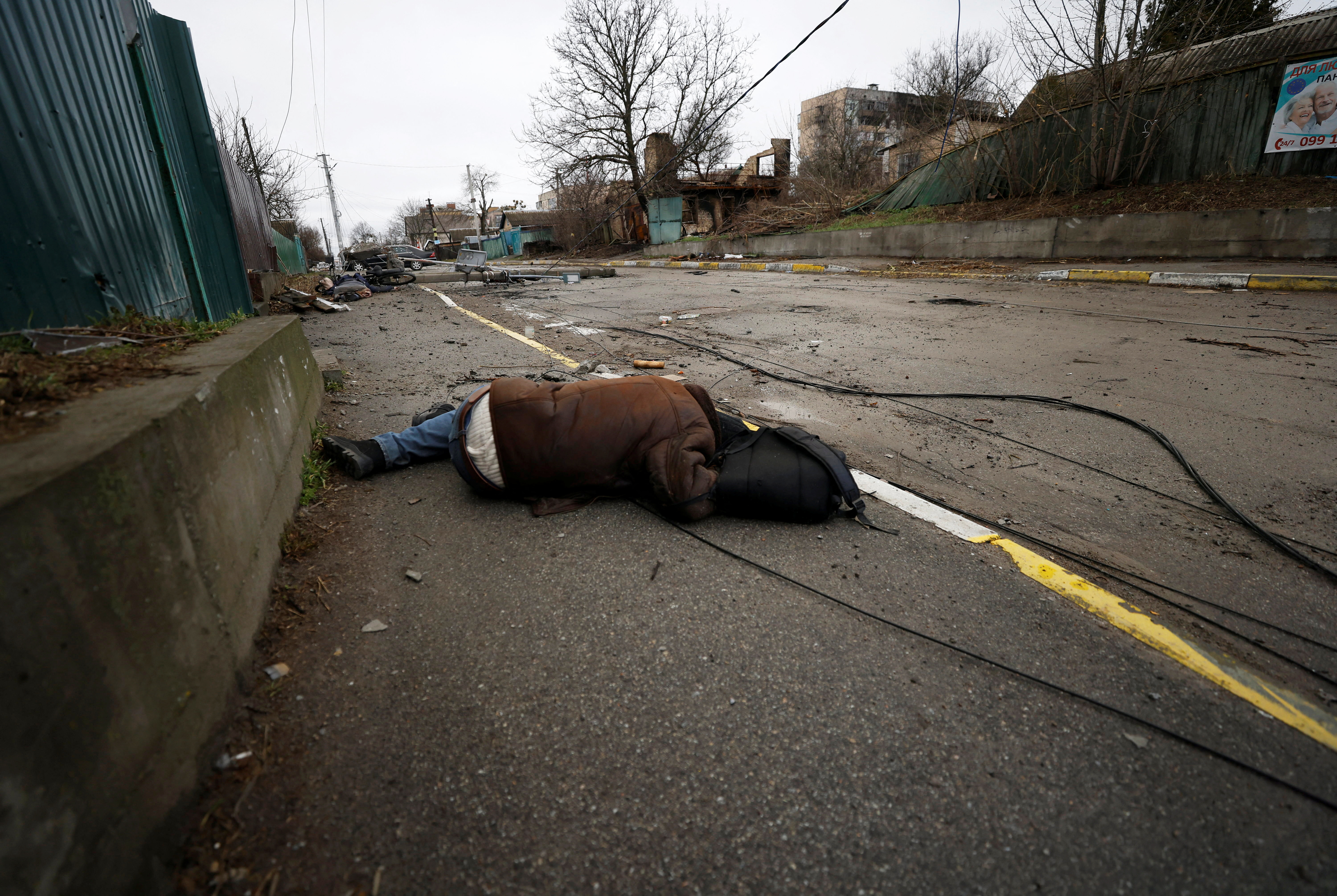 Un cuerpo en una calle de Bucha (REUTERS/Zohra Bensemra)