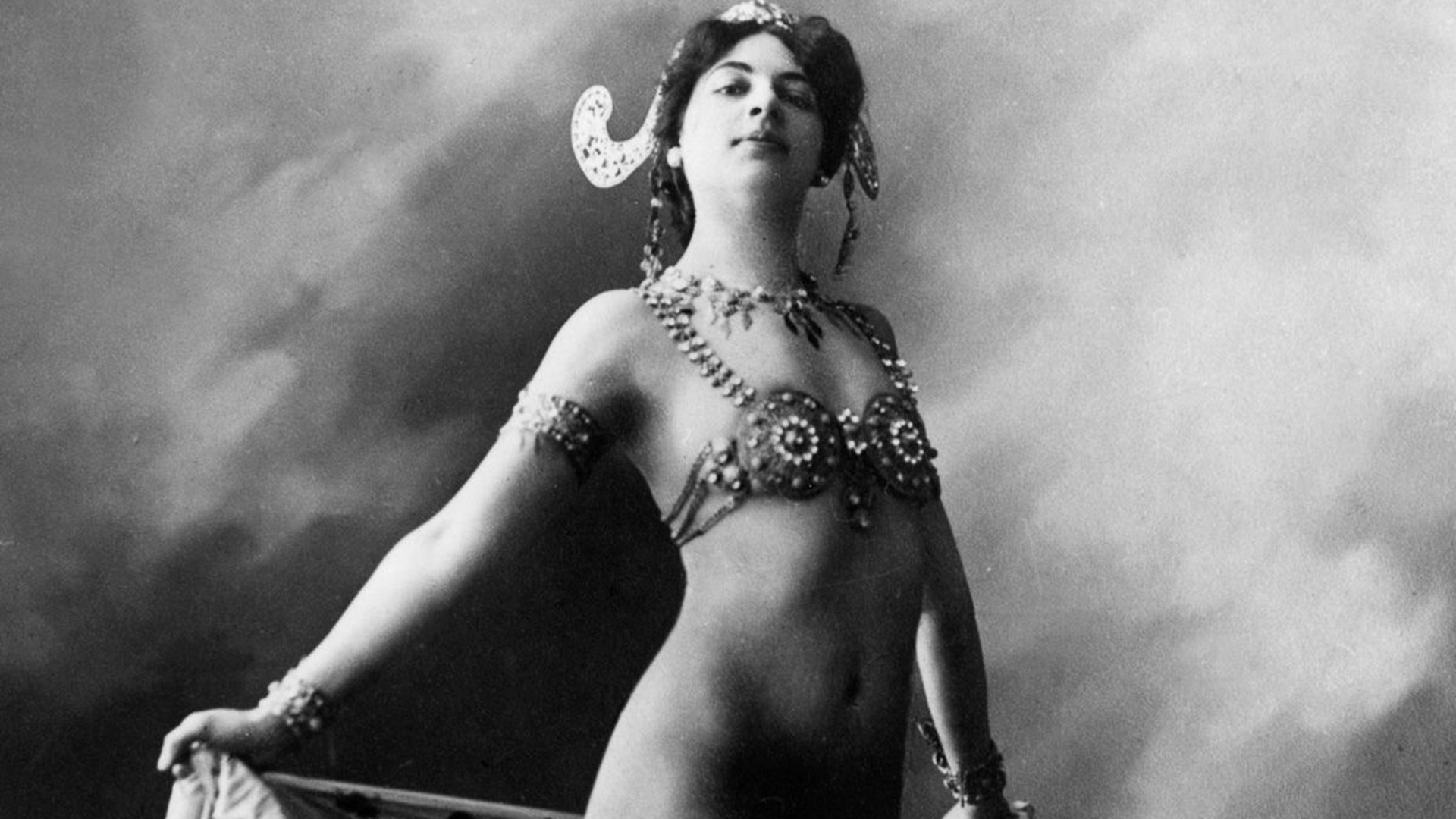 Los primeros que le ofrecieron a Mata Hari espiar para ellos fueron los franceses, lo que ella aceptó. 