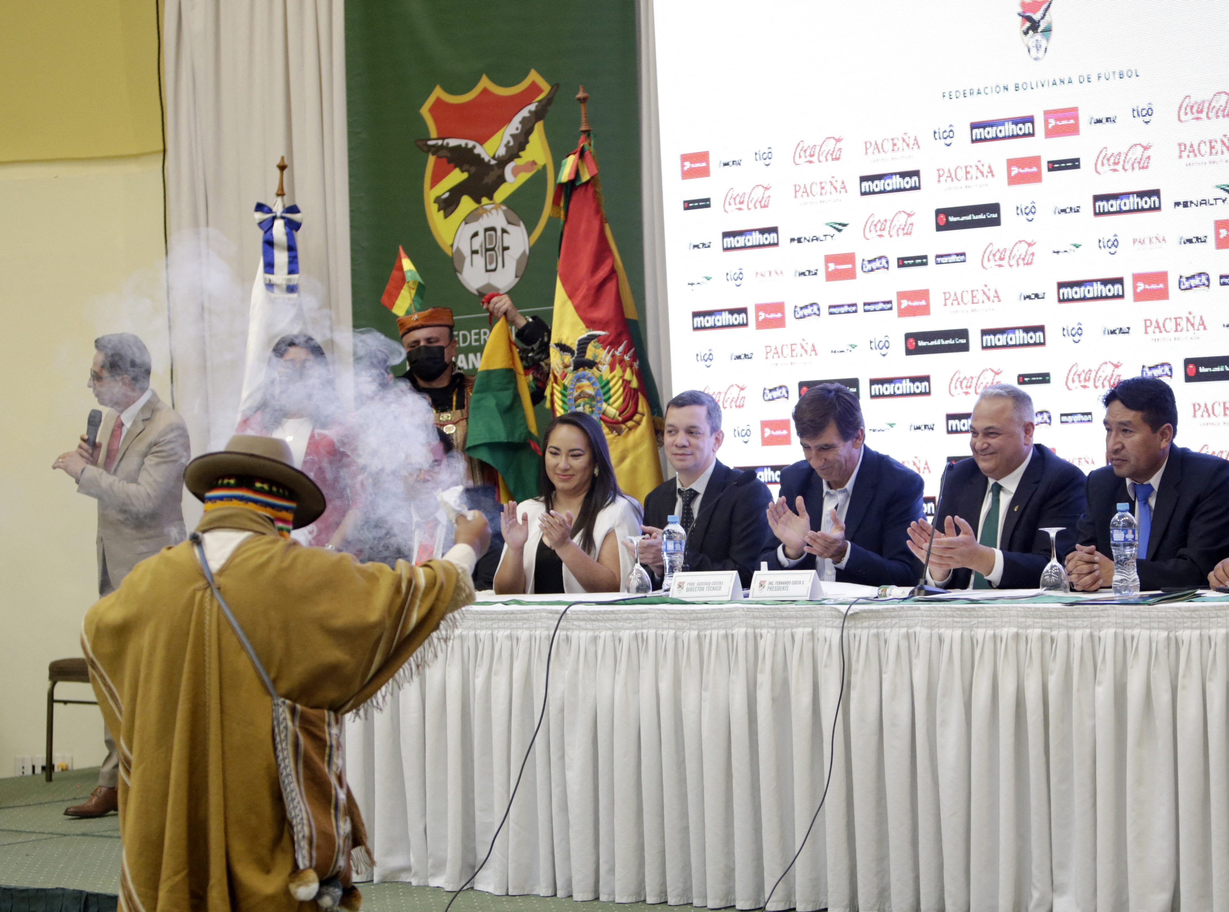 El argentino Gustavo Costas fue presentado como nuevo DT de la selección de Bolivia: el ritual que lo sorprendió en plena conferencia