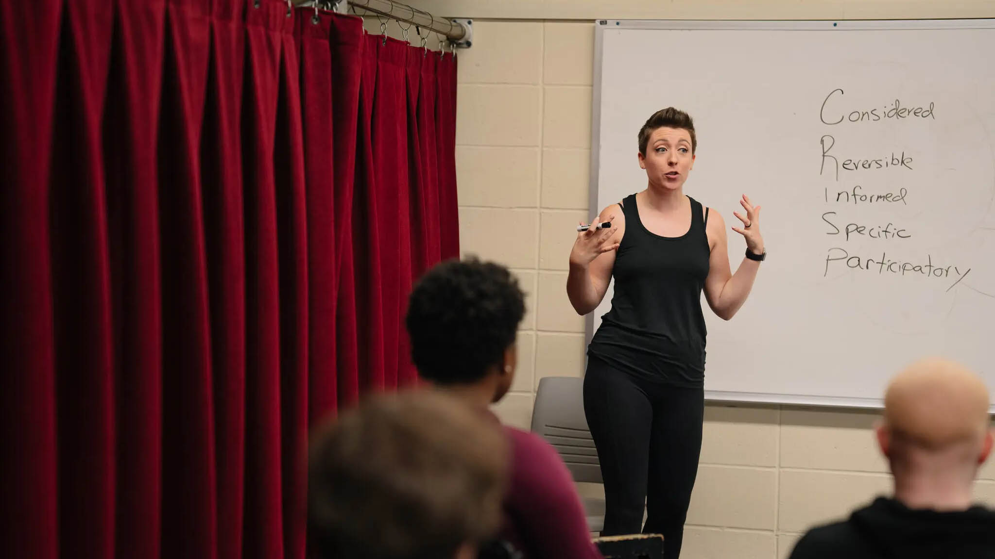 Jessica Steinrock explica a los alumnos de un taller sobre intimidad y consentimiento en la Universidad de Illinois, Urbana-Champaign, cómo el acrónimo CRISP describe la forma de dar y recibir consentimiento