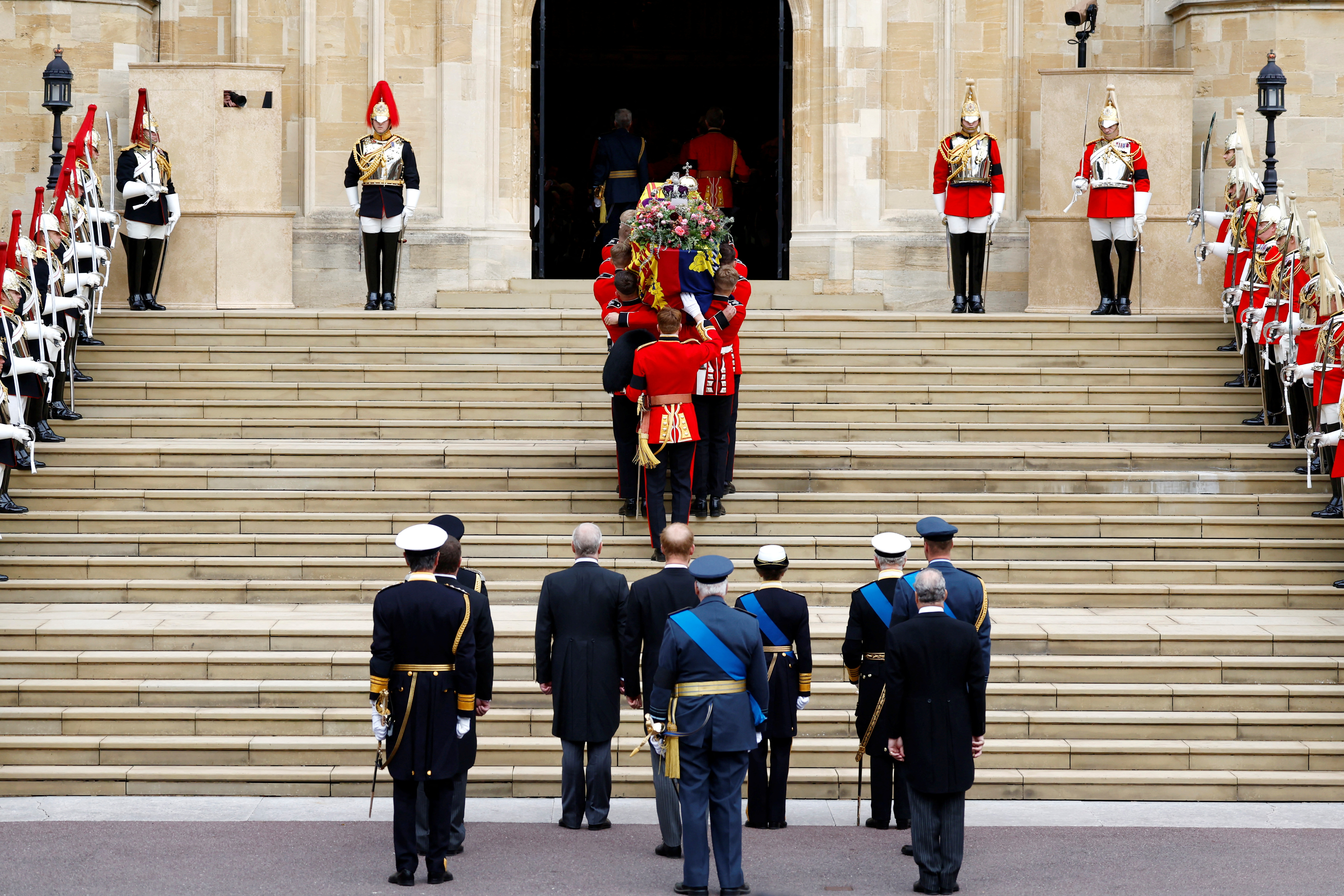 Los portadores del féretro llevan el ataúd de la reina Isabel II con la Corona del Estado Imperial encima de la Capilla de San Jorge. 