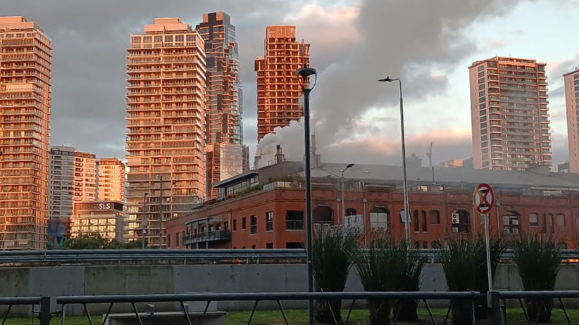 Un feroz incendio se desat&oacute; en un reconocido restaurante de Puerto Madero y 50 personas fueron evacuadas