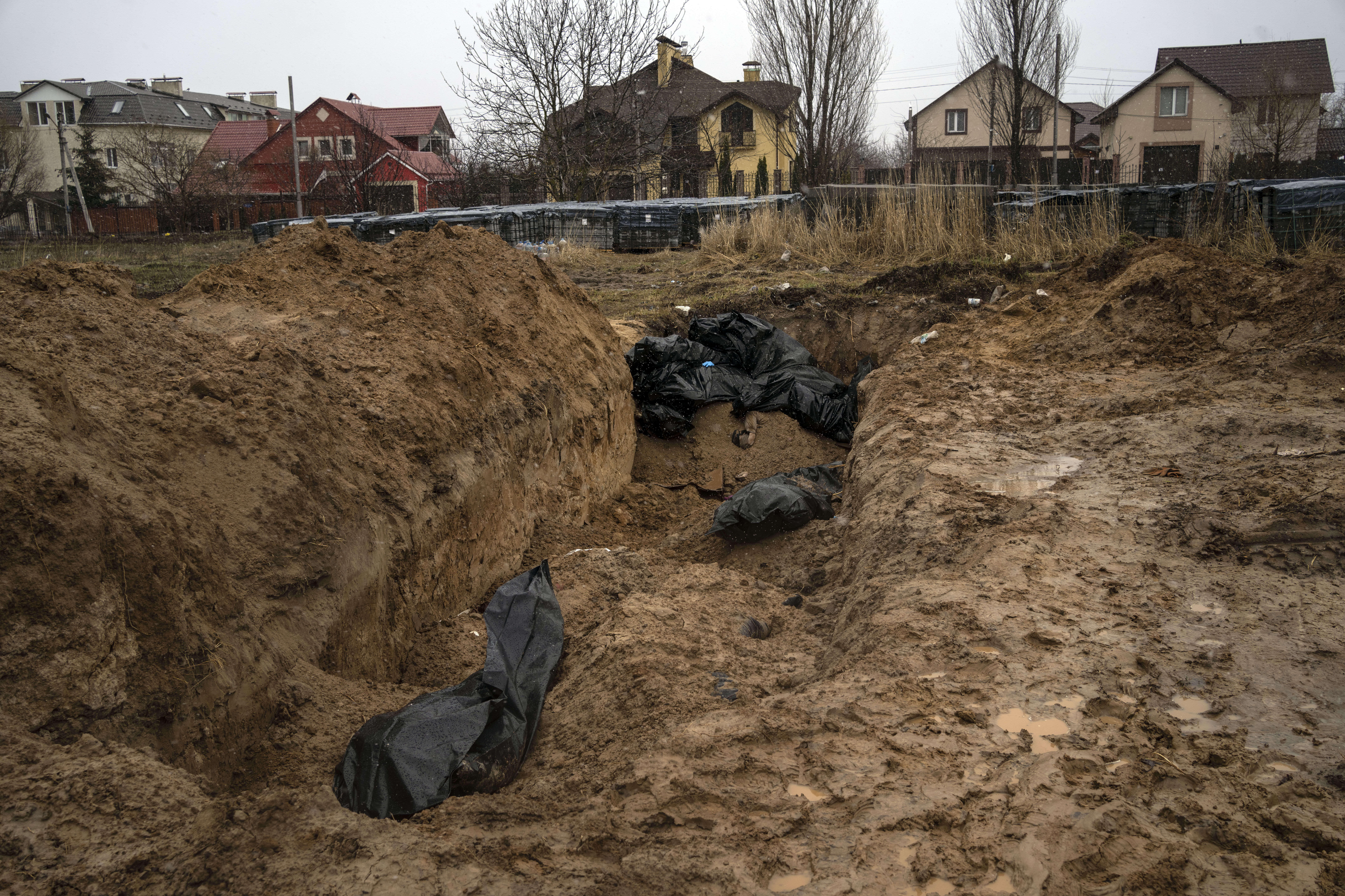 Una fosa común hallada en Bucha, el domingo 3 de abril de 2022, a las afueras de Kiev, Ucrania. (AP Foto/Rodrigo Abd)