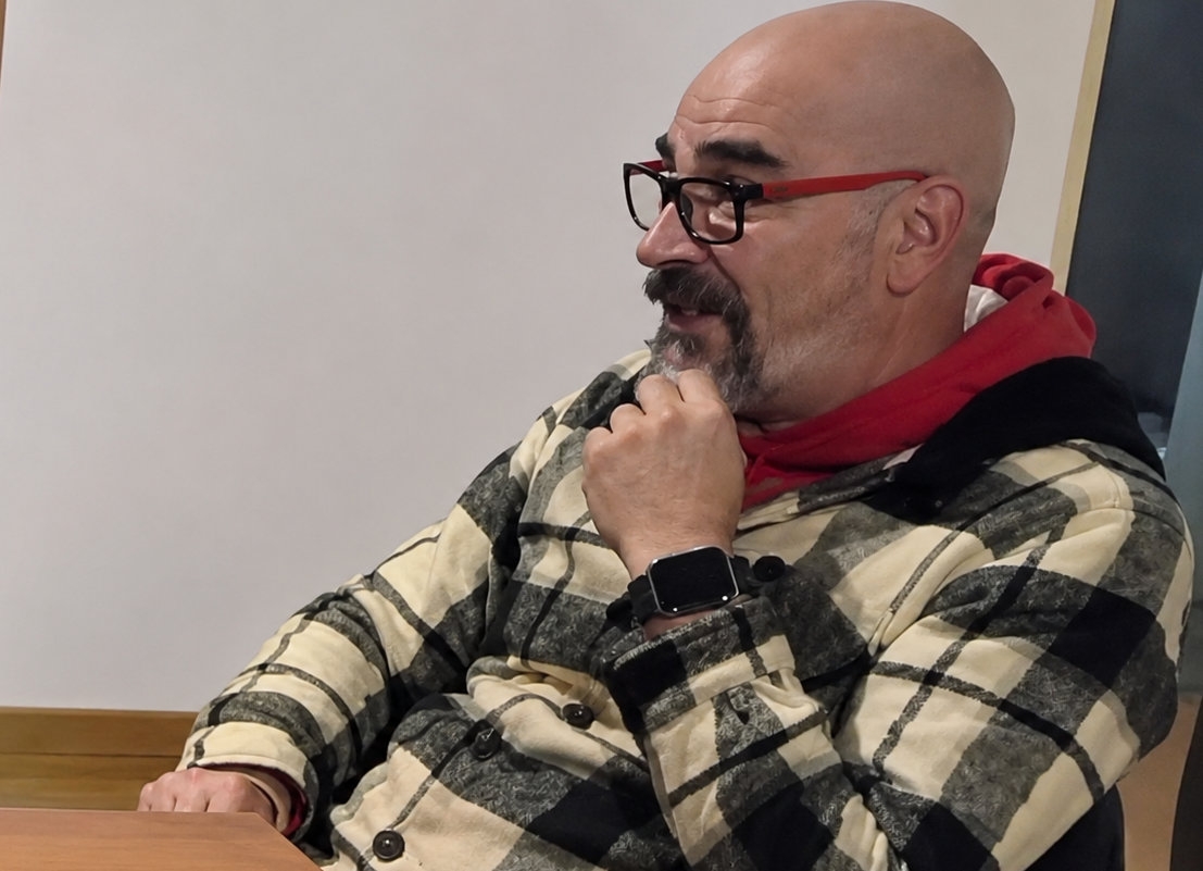 Qui&eacute;n era el periodista que muri&oacute; de un infarto durante el estreno de su canal de streaming