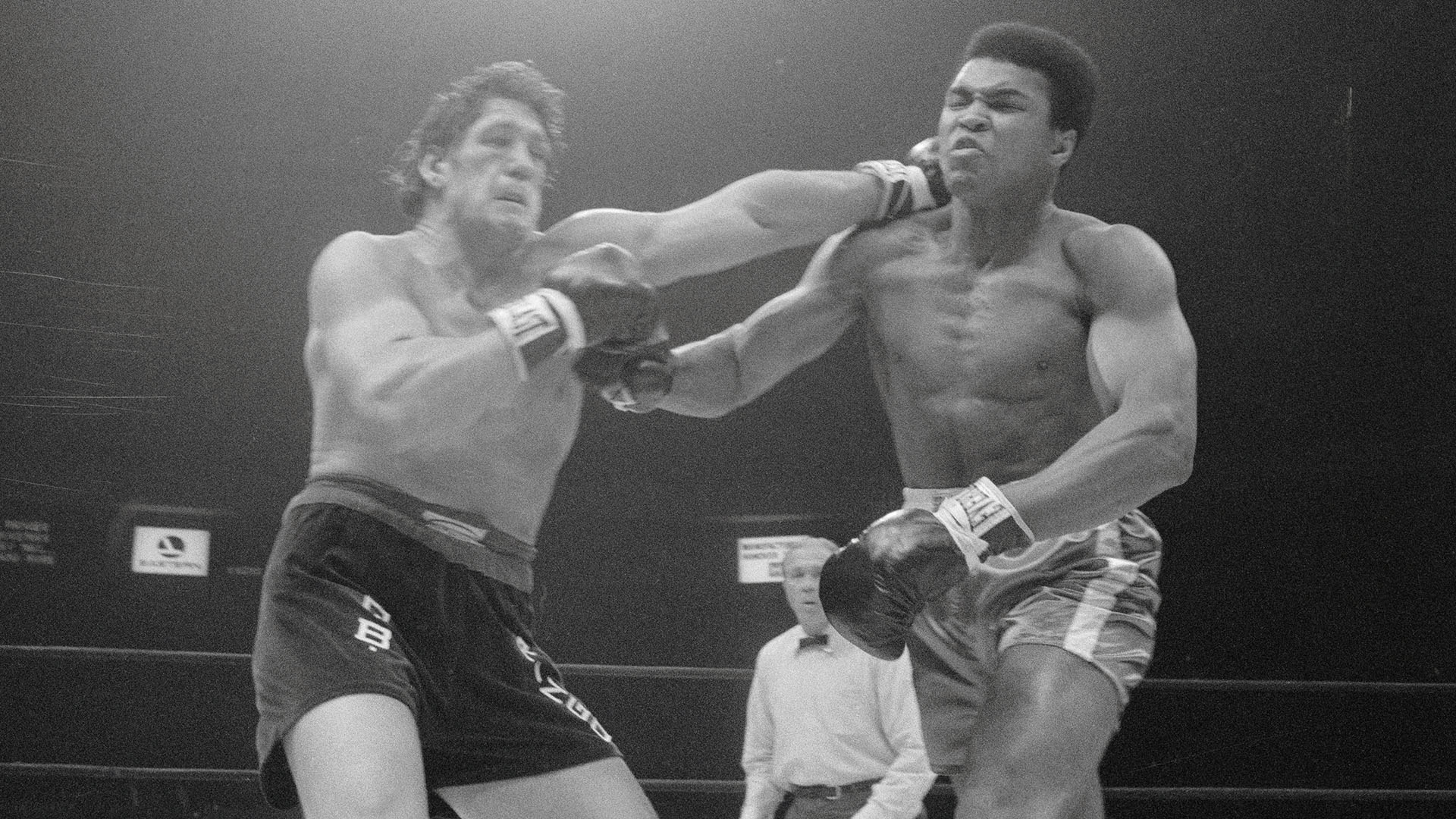 Oscar Bonavena en una de sus peleas más recordadas ante Muhammad Ali 