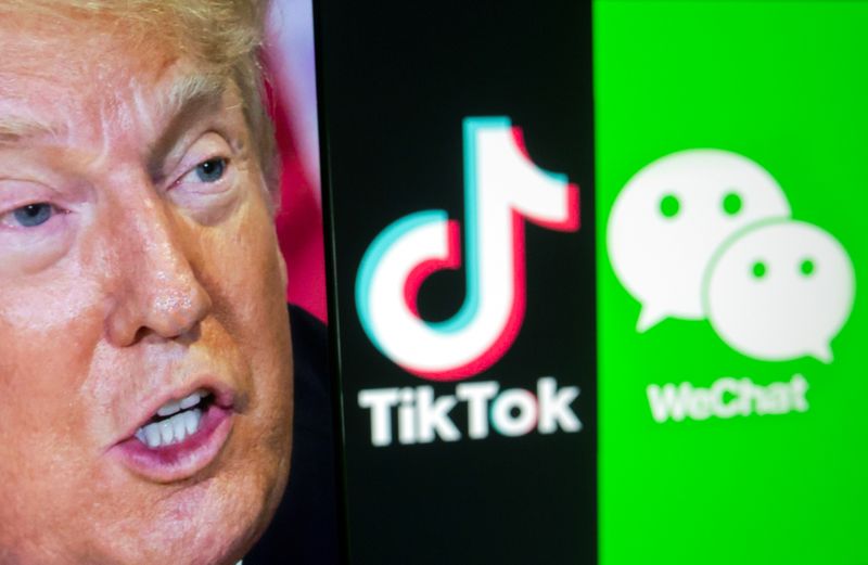 Una imagen del presidente de Estados Unidos, Donald Trump, se ve en un smartphone delante de los logotipos de Tik Tok y WeChat mostrados en esta ilustración tomada el 18 de septiembre de 2020. REUTERS/Dado Ruvic