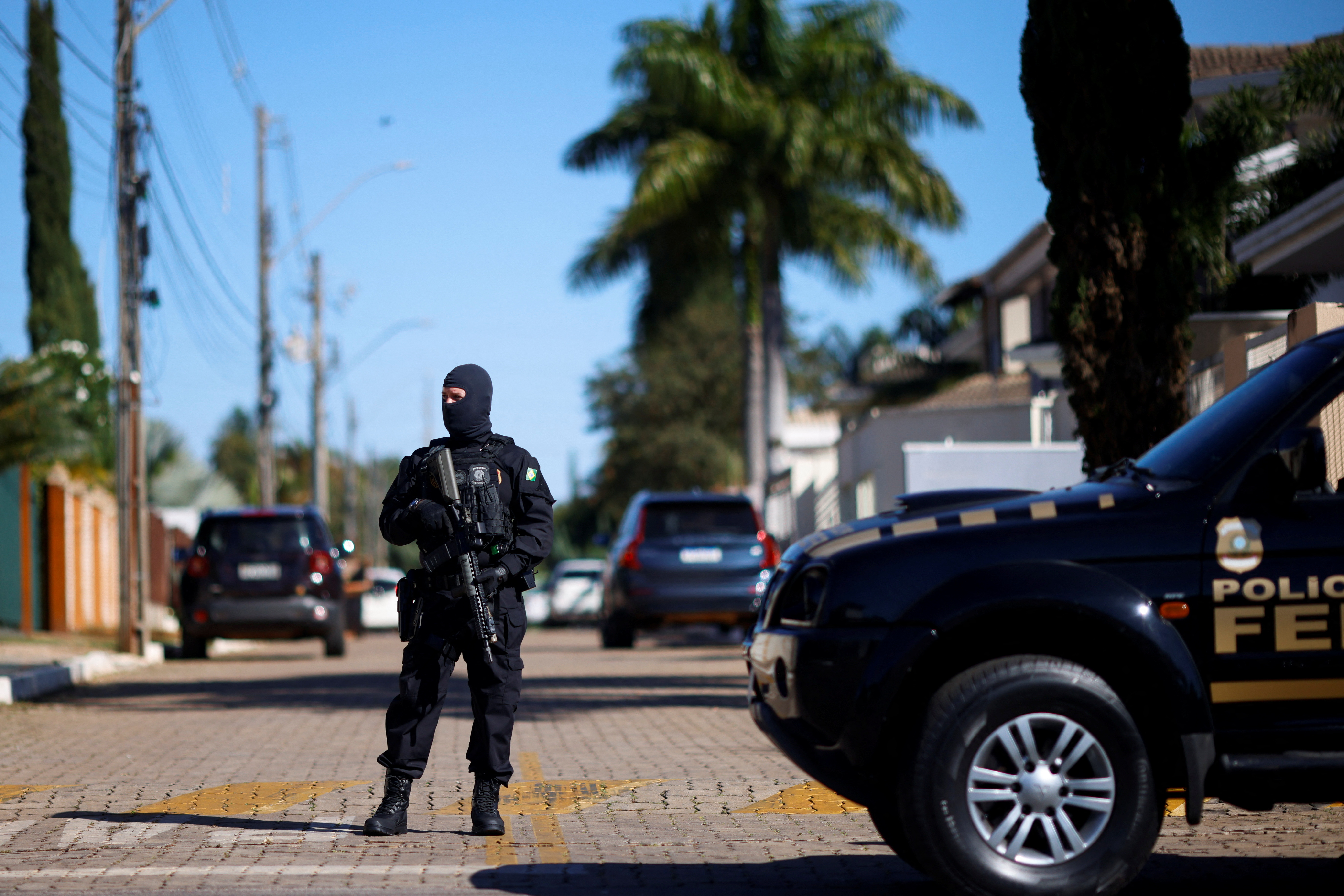 Un policía federal hace guardia cerca de la casa del expresidente brasileño Jair Bolsonaro, durante una operación de allanamiento en su casa, en Brasilia, Brasil, el 3 de mayo de 2023. REUTERS/Adriano Machado