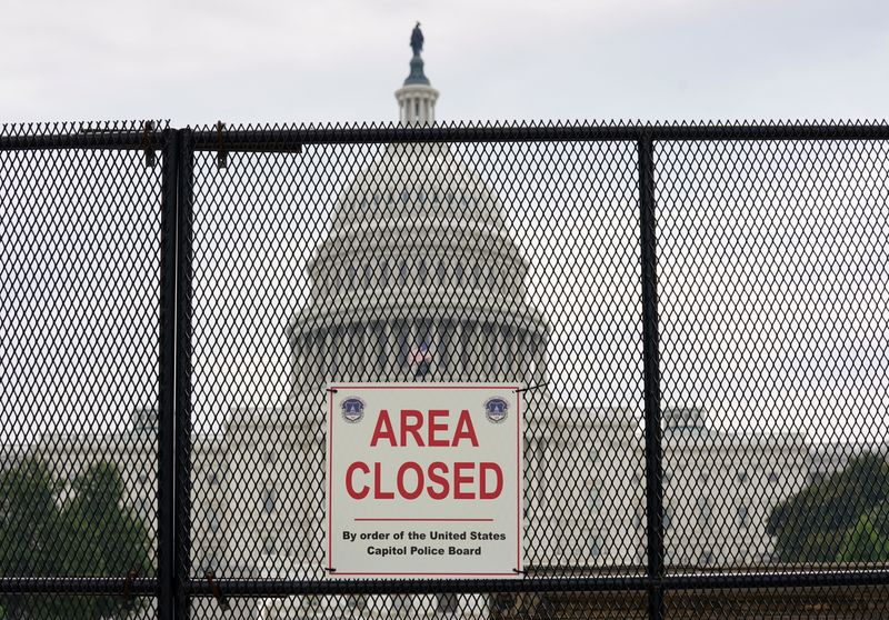 Foto de archivo del Capitolio tras una valla que fue colocada tras los hechos de violencia del 6 de enero (REUTERS/Kevin Lamarque/)