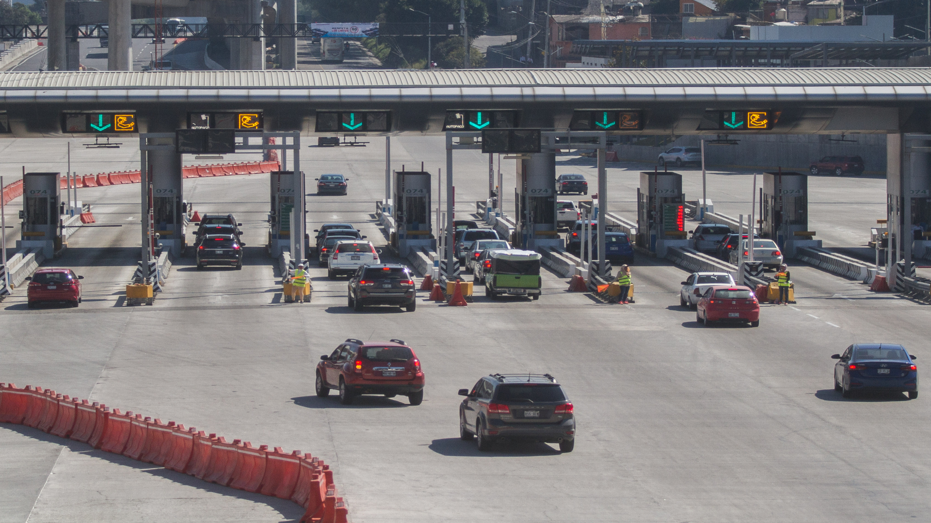 El puente o fin de semana largo provoca el aumento de la afluencia vehicular por la gente que sale de vacaciones (ISAAC ESQUIVEL /CUARTOSCURO.COM)