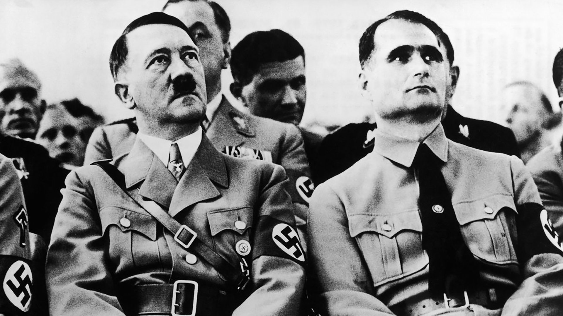 Adolf Hitler con Ridolf Hess, cuando el dictador nazi estuvo en prisión en 1923 él lo ayudó a escribir "Mi lucha" (Getty)