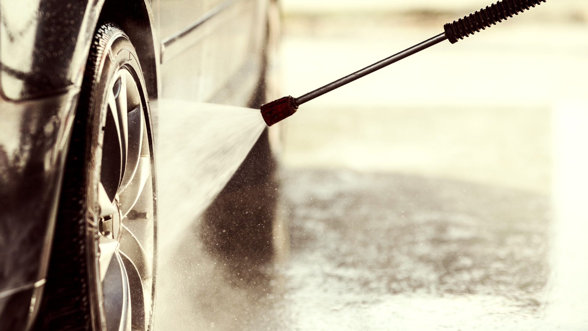 El lavado a presión es fundamental para retirar los bichos, el salitre y la arena pegados a todas las partes de un auto luego de las vacaciones
