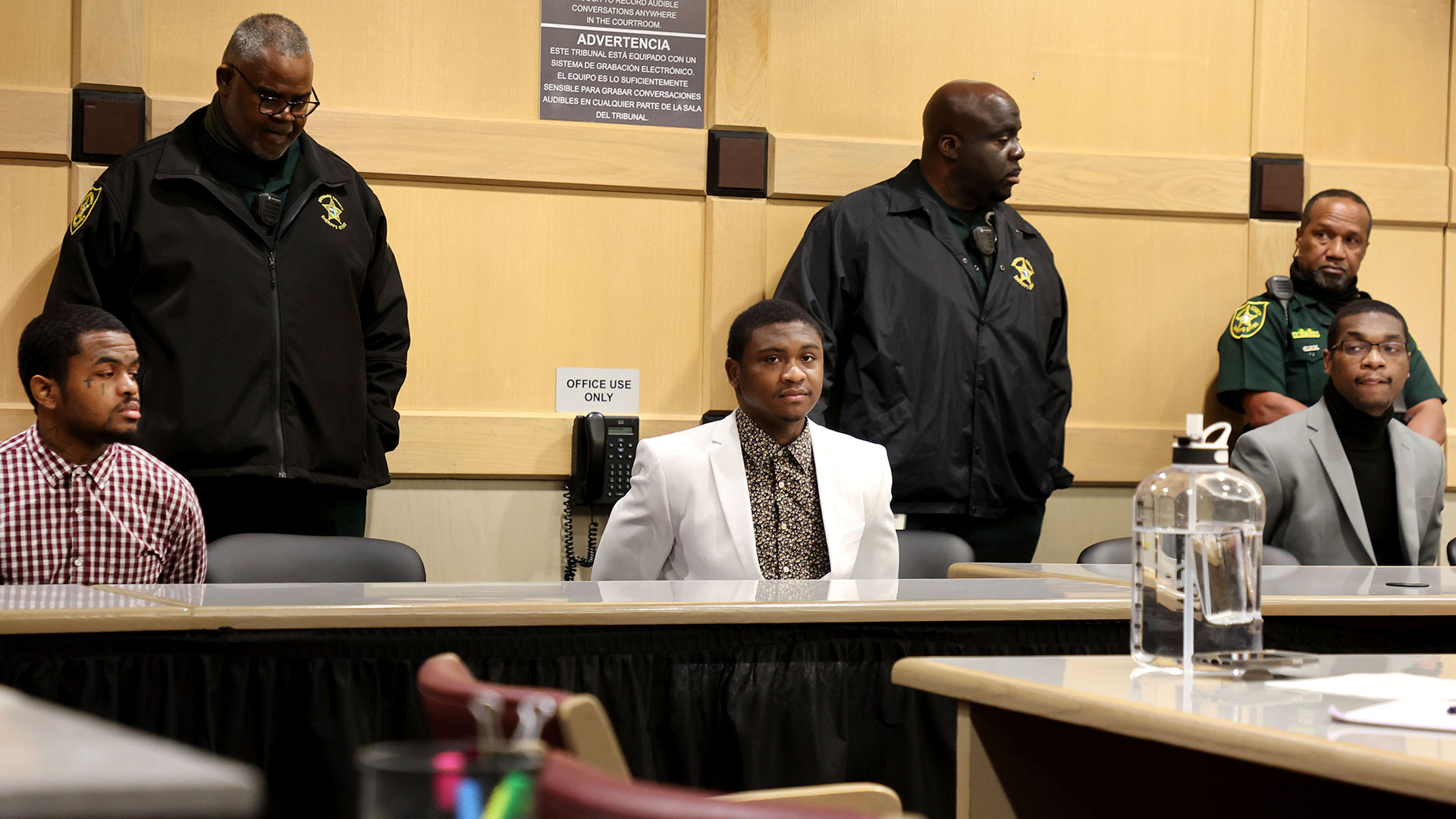 Dedrick Williams, izquierda, Trayvon Newsome, centro, y Michael Boatwright fueron declarados culpables de asesinato en primer grado de XXXTentacion en el juzgado del condado de Broward en Fort Lauderdale el lunes 20 de marzo de 2023. (Carline Jean /South Florida Sun-Sentinel vía AP, Pool)

