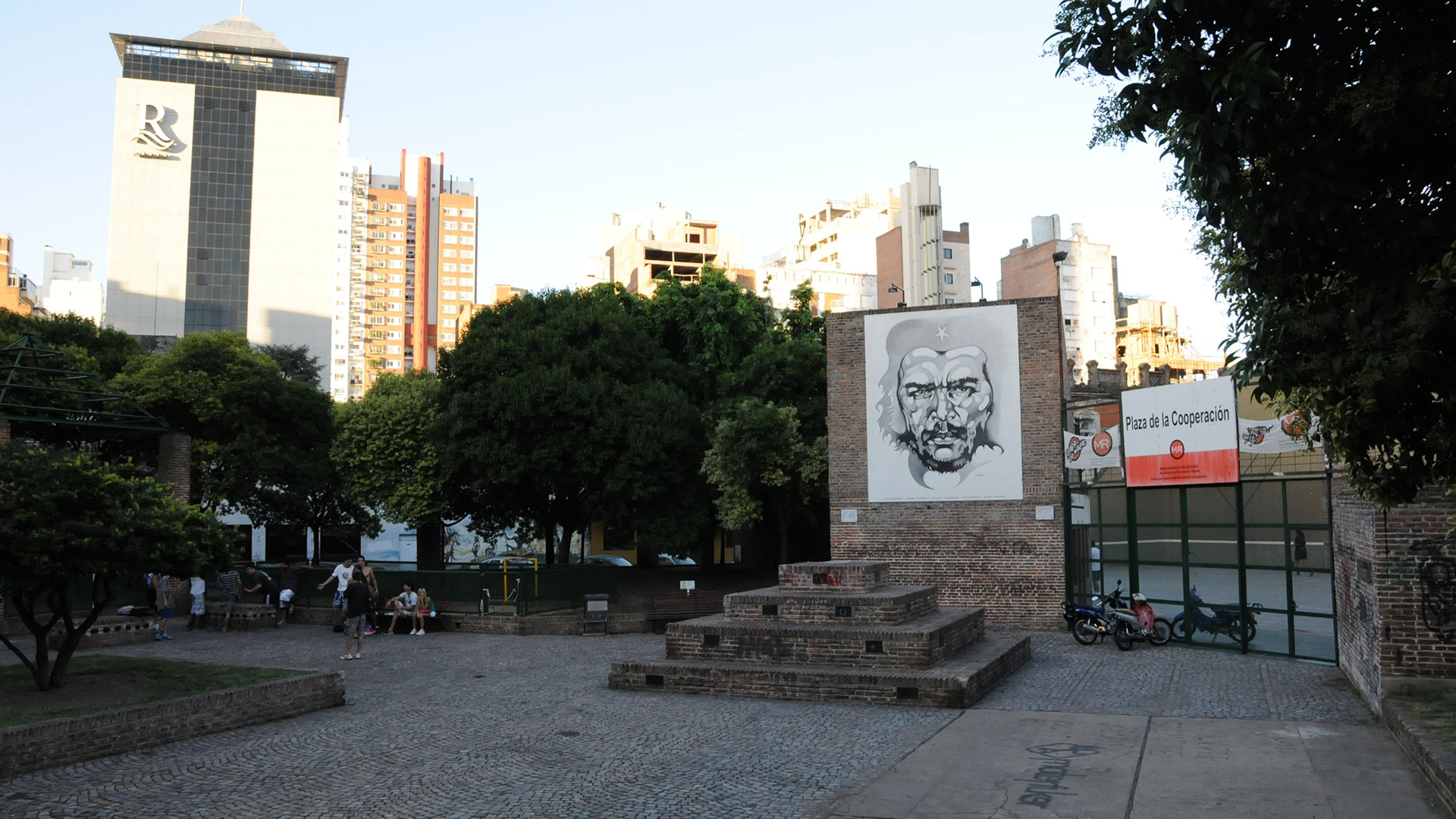 Mural de Carpani en la Plaza de la Cooperación en Tucumán y Mitre