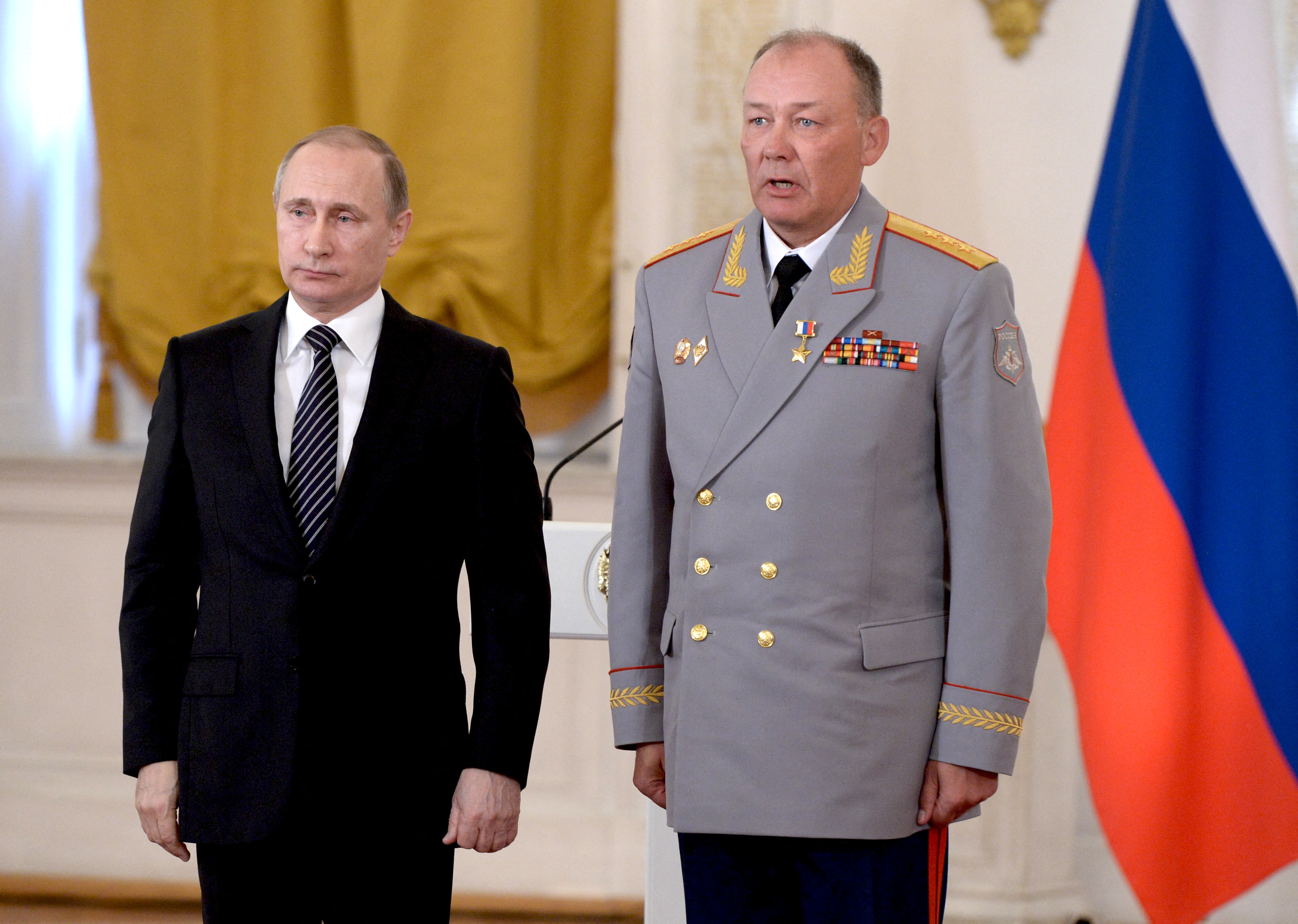 Vladimir Putin y Alexander Dvornikov en una foto de archivo de 2016 (Reuters)
